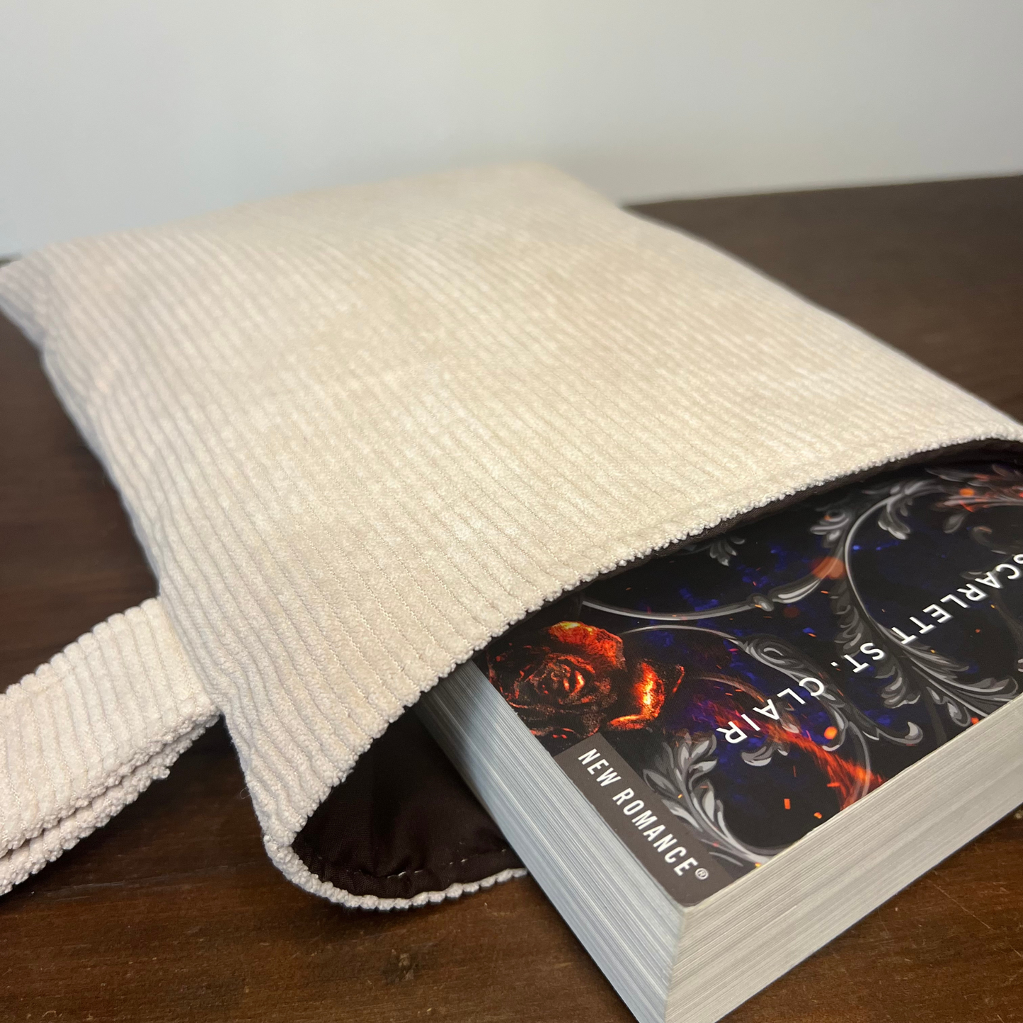Pochette livre POCHE personnalisée - velours côtelé beige nude