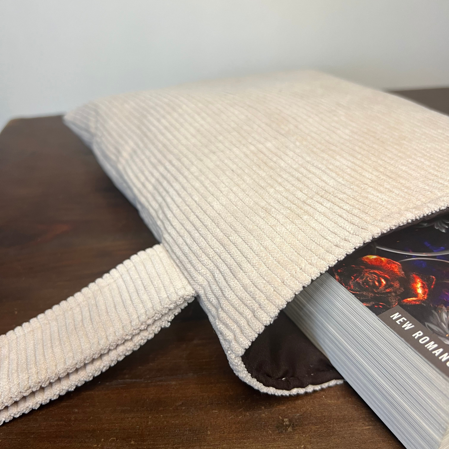 Pochette livre POCHE personnalisée - velours côtelé beige nude