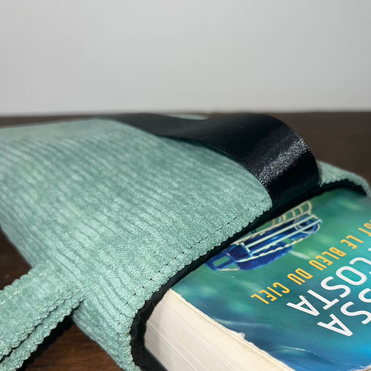 Pochette livre POCHE personnalisée - velours côtelé vert pastel
