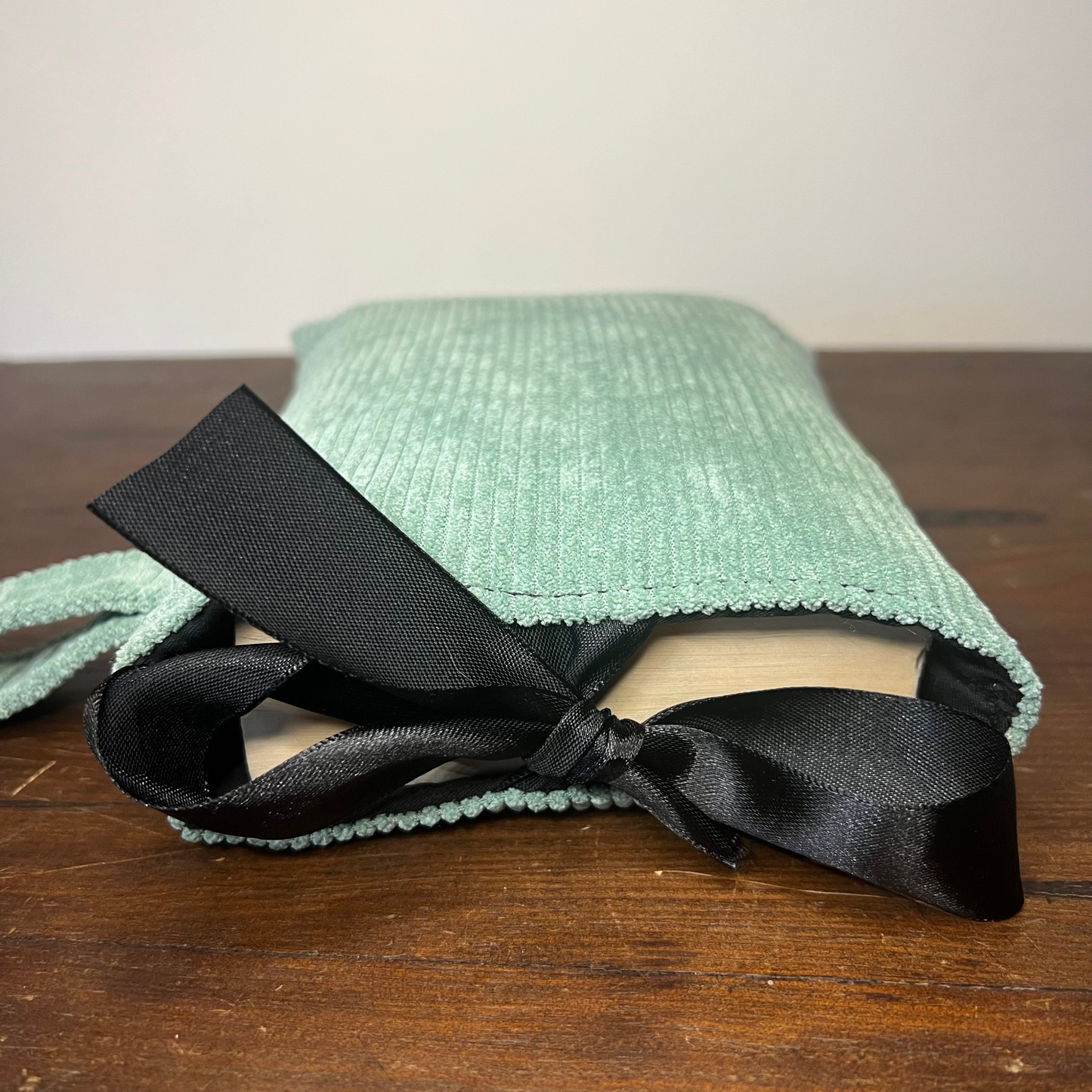 Pochette livre POCHE personnalisée - velours côtelé vert pastel