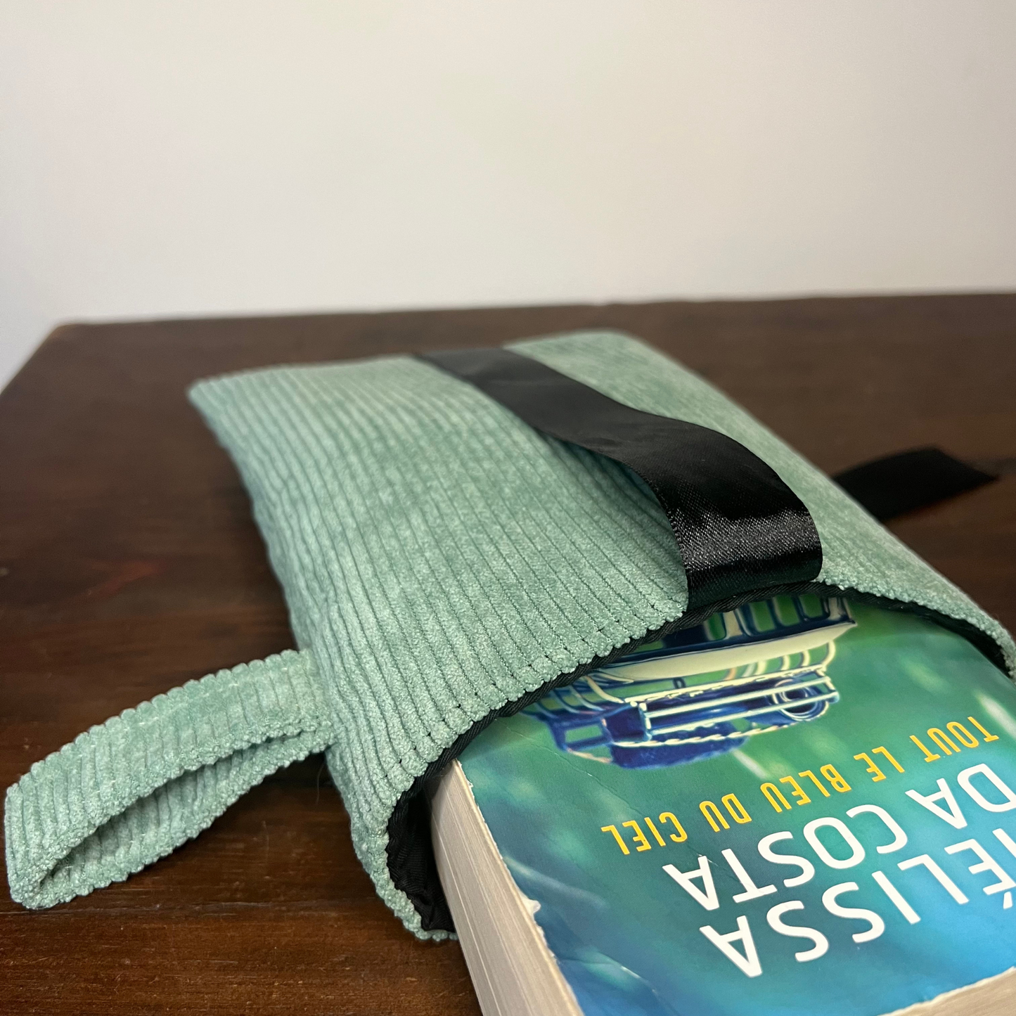 Pochette livre POCHE personnalisée - velours côtelé vert pastel