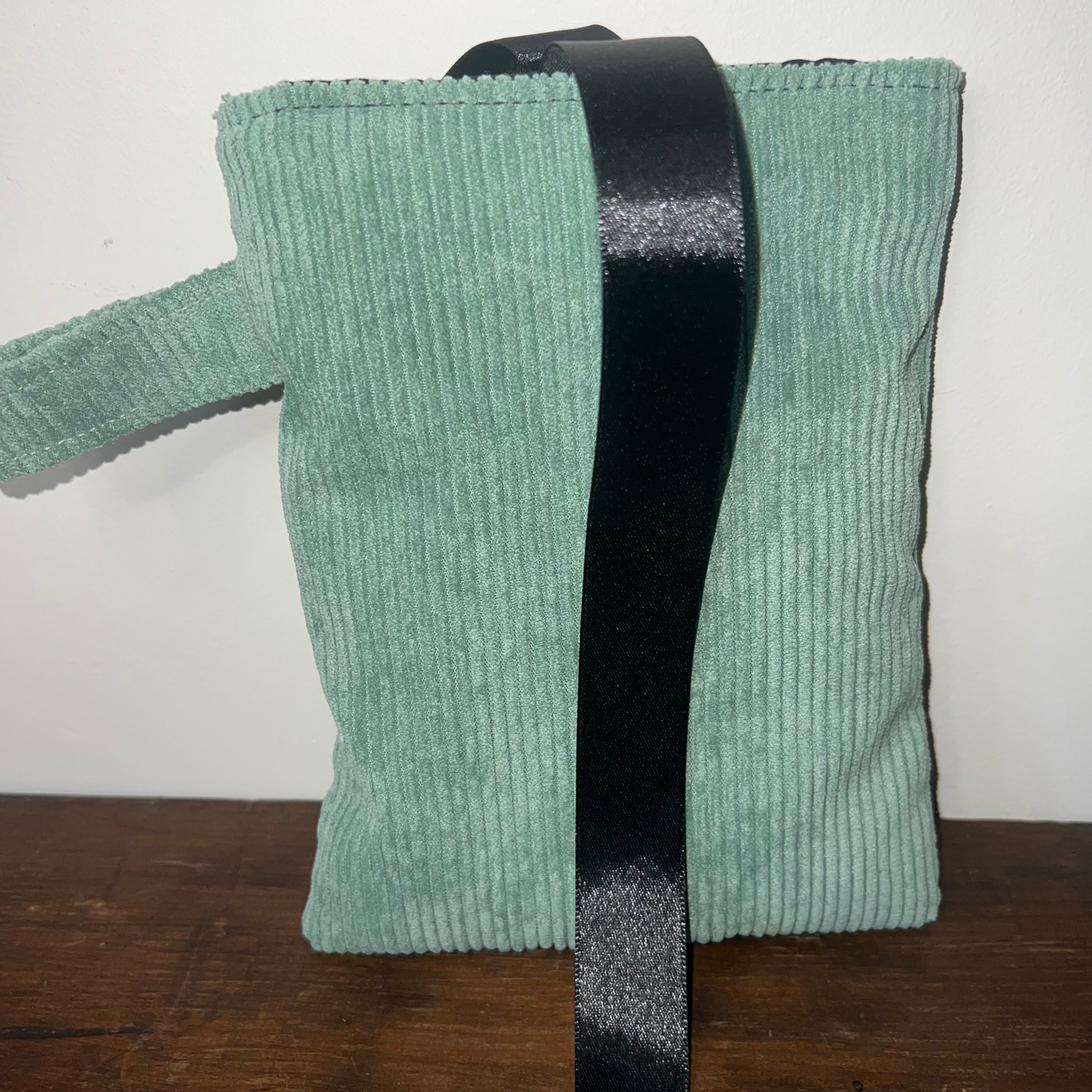 Pochette livre POCHE personnalisée - velours côtelé vert pastel