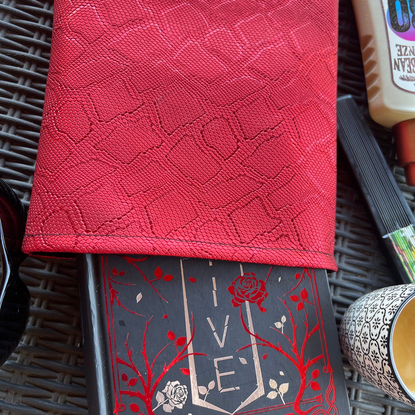 Pochette livre POCHE personnalisée - simili cuir rouge brillant serpent