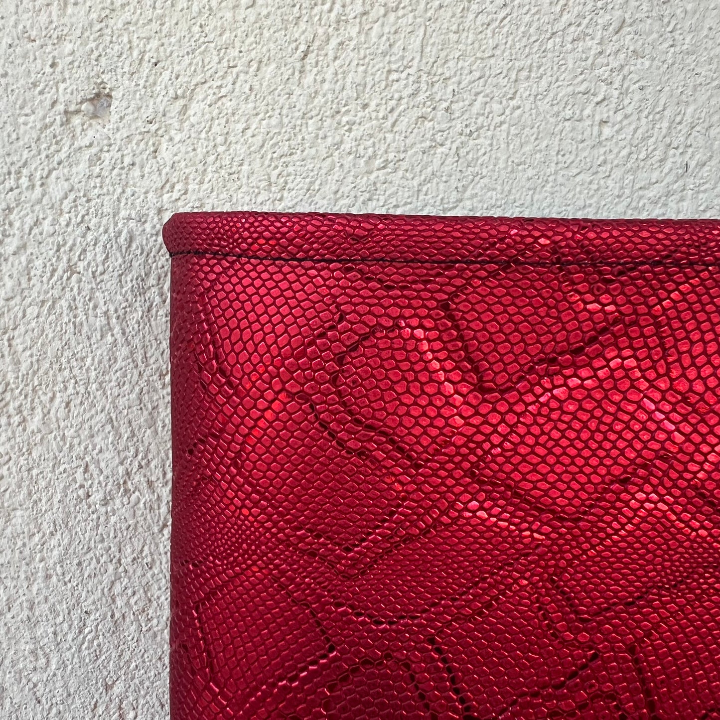 Pochette livre POCHE personnalisée - simili cuir rouge brillant serpent