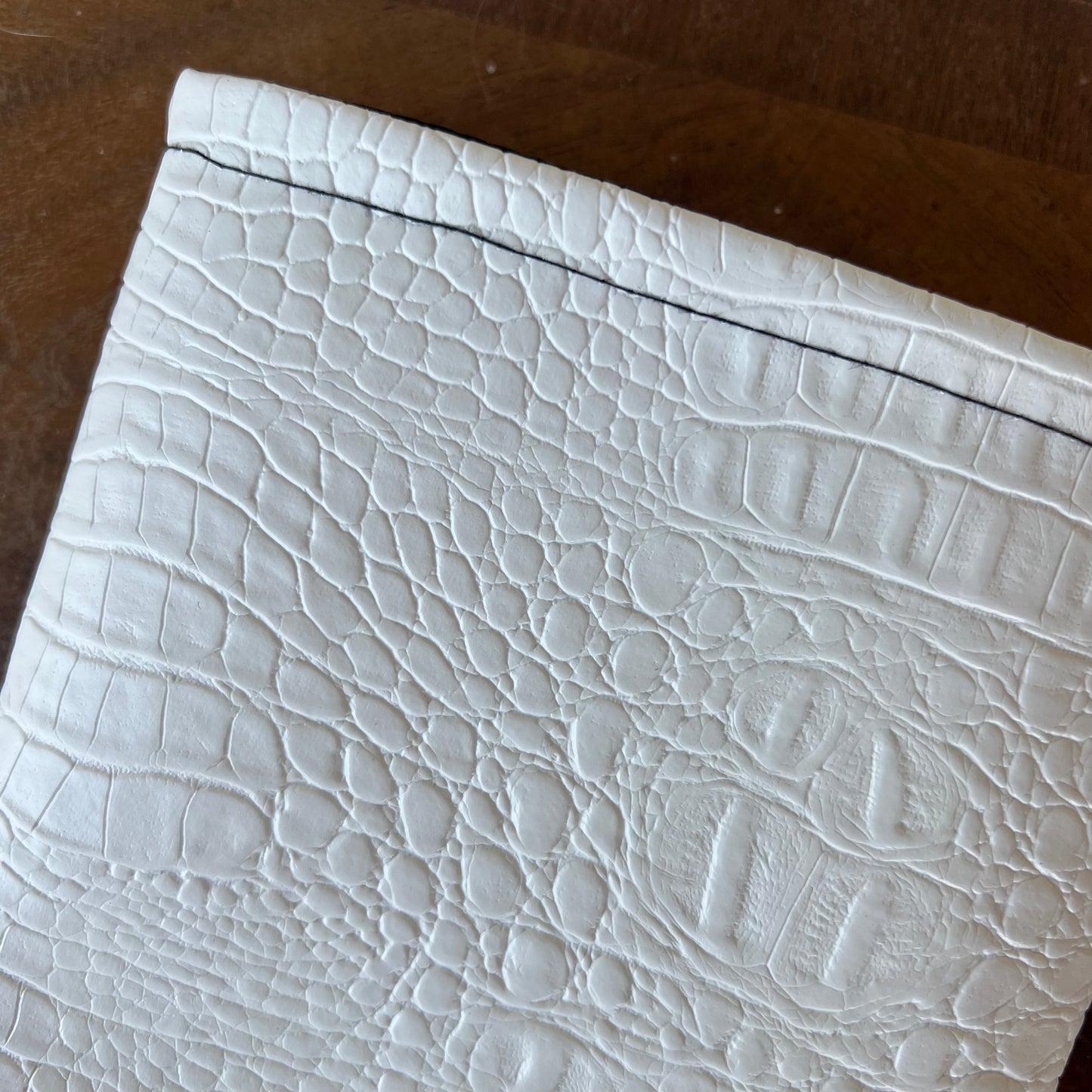 Pochette livre BROCHÉ personnalisée - simili cuir blanc serpent