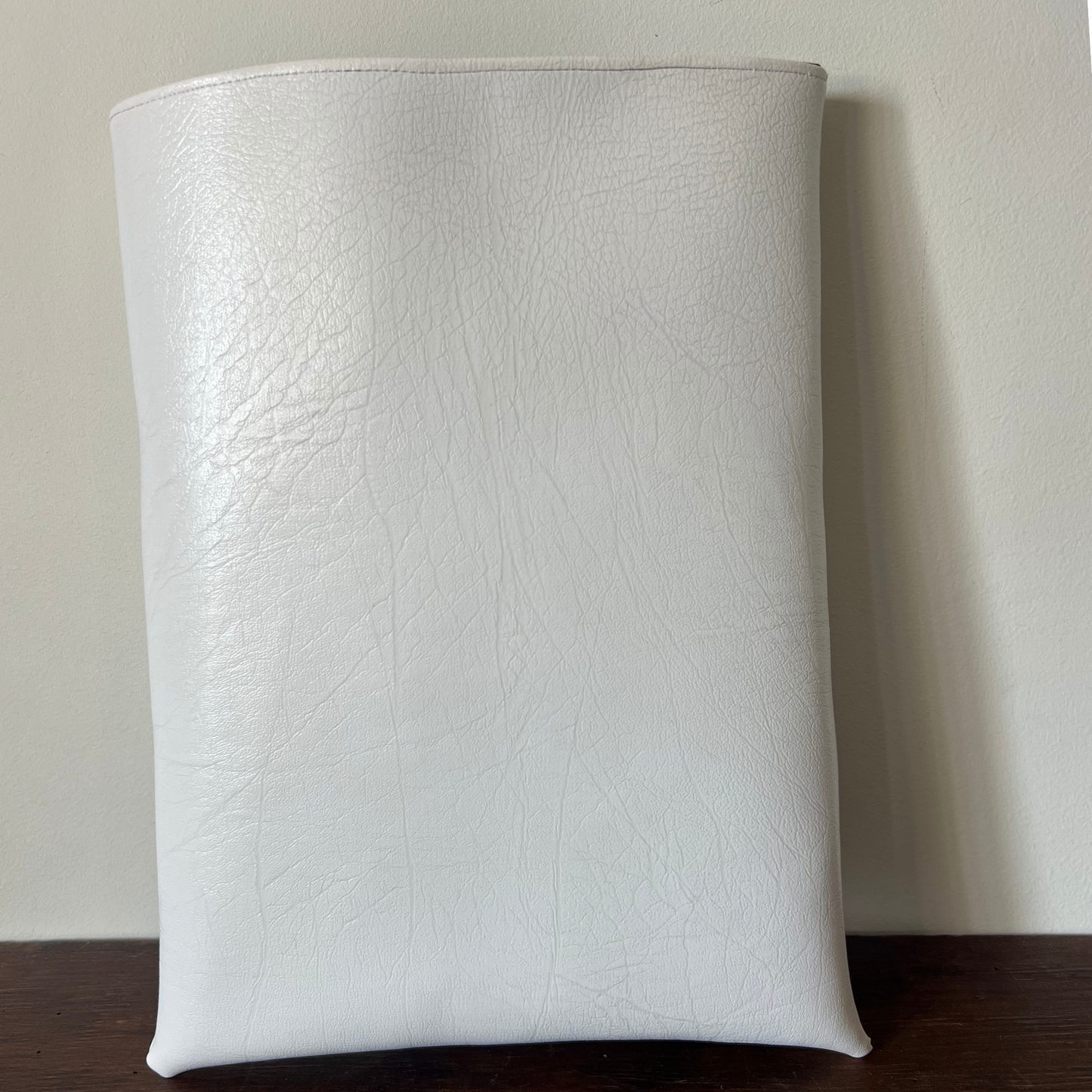 Pochette livre BROCHÉ personnalisée - simili cuir blanc fissuré