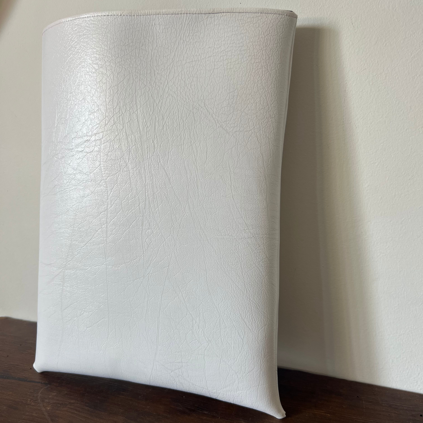 Pochette livre BROCHÉ personnalisée - simili cuir blanc fissuré