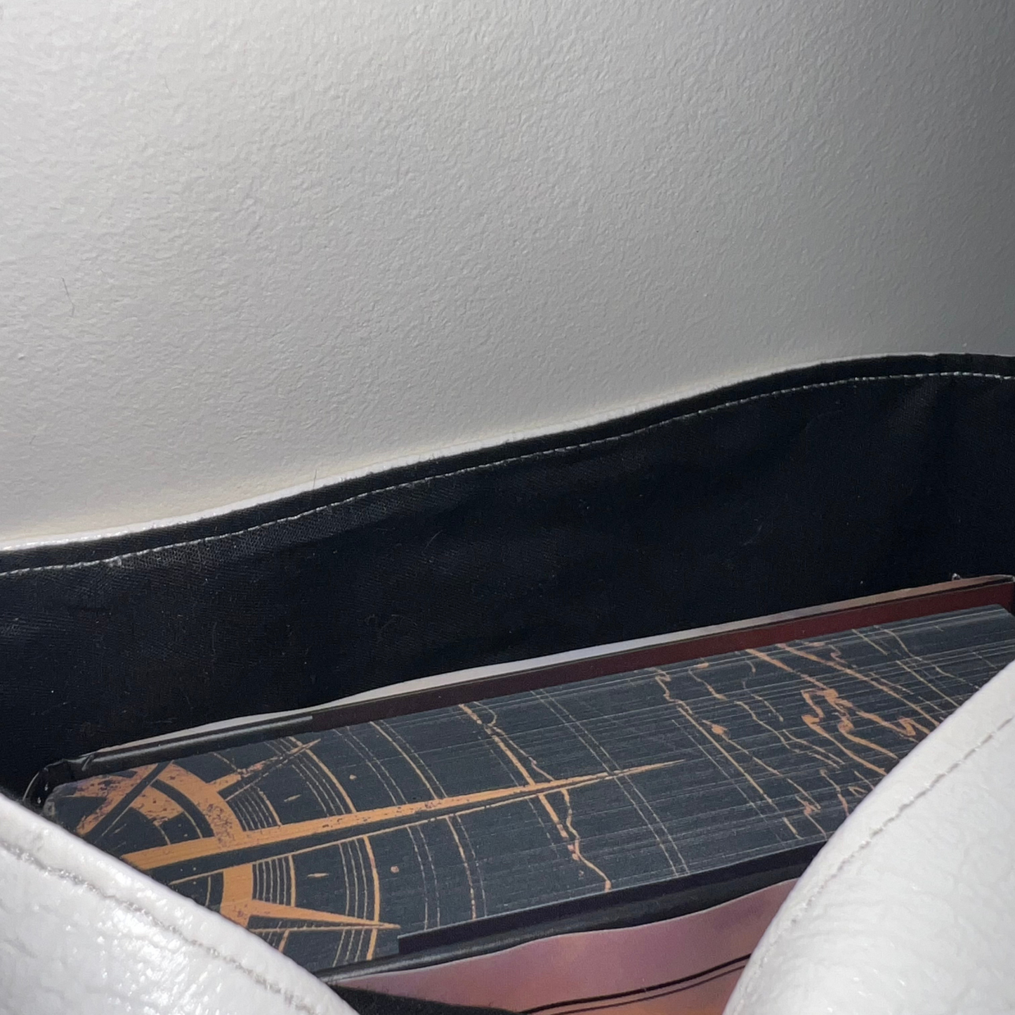 Pochette livre BROCHÉ personnalisée - simili cuir blanc fissuré