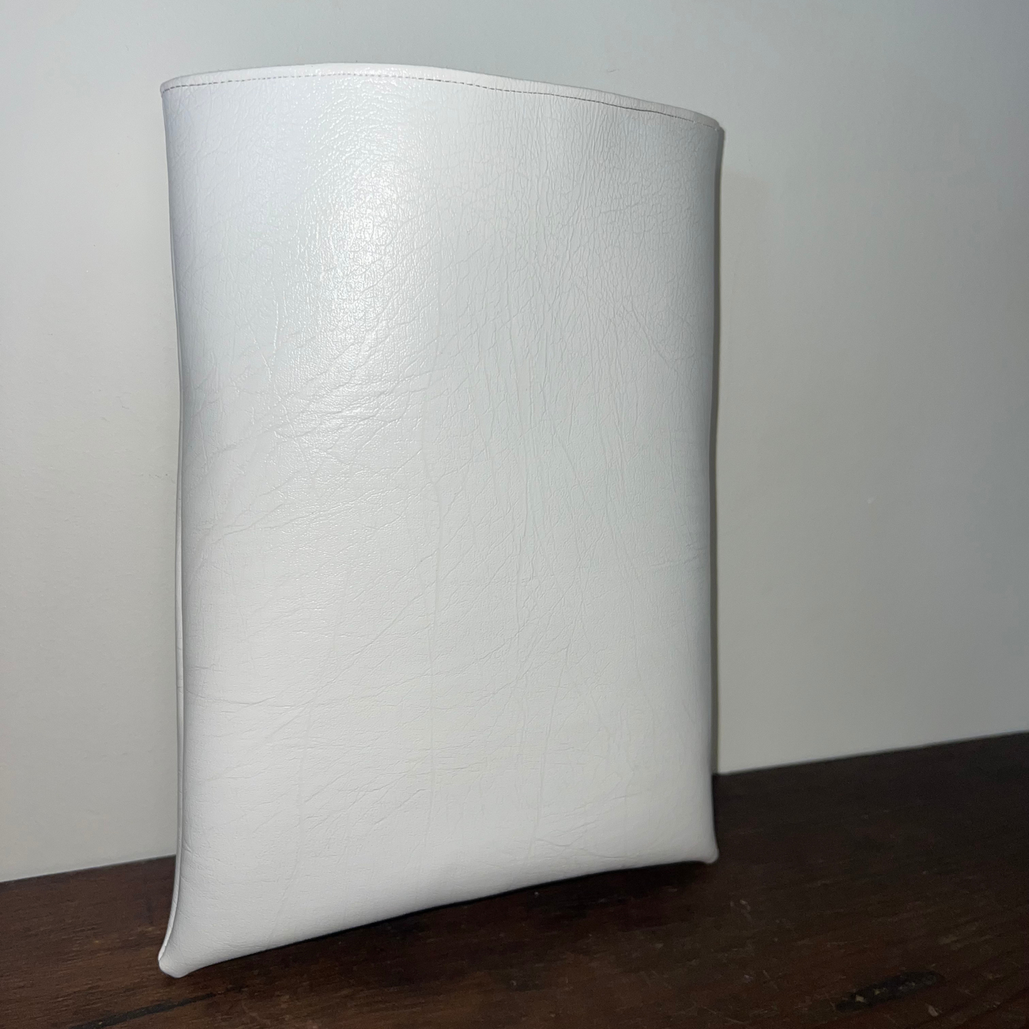 Pochette livre BROCHÉ personnalisée - simili cuir blanc fissuré