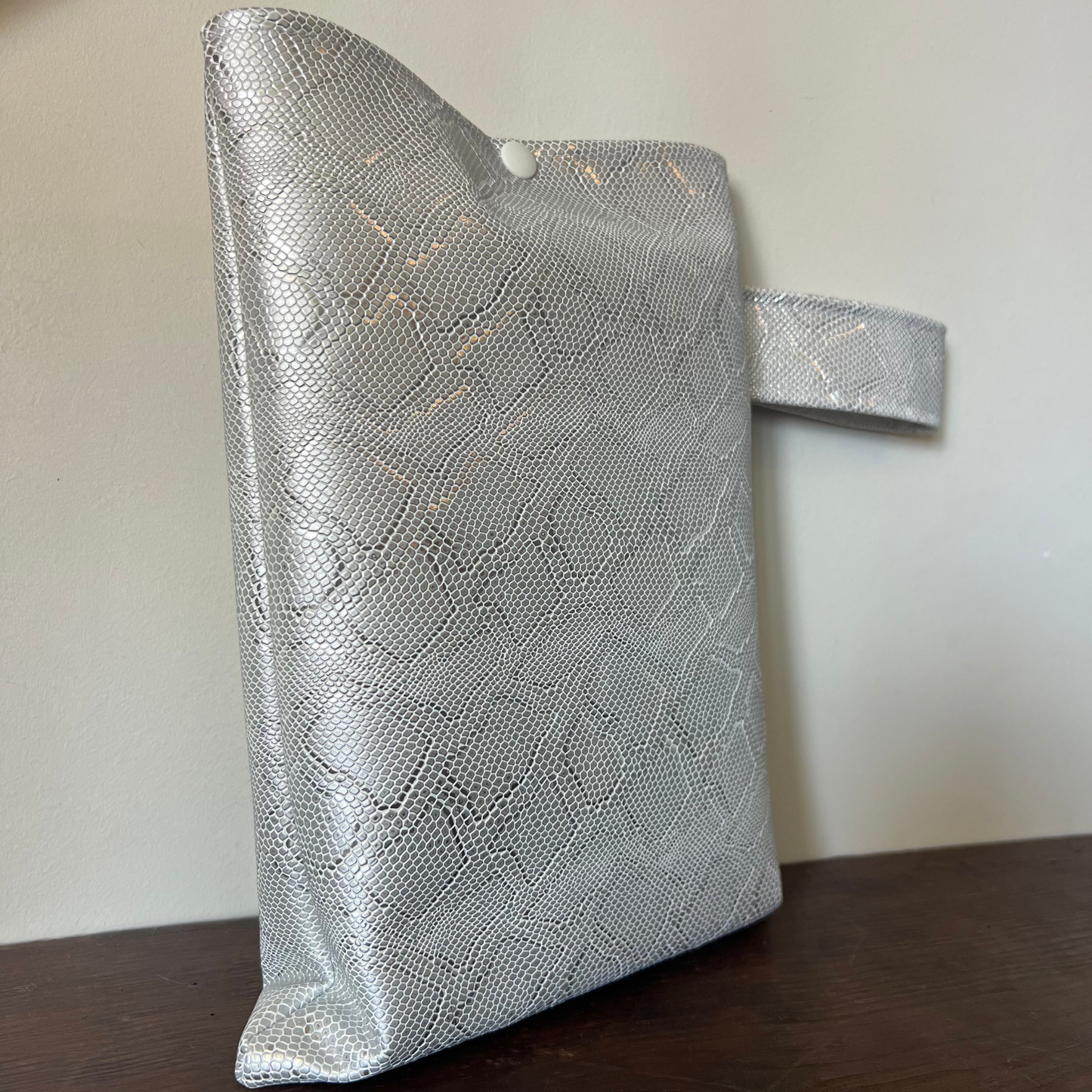 Pochette livre POCHE personnalisée - simili cuir gris brillant serpent