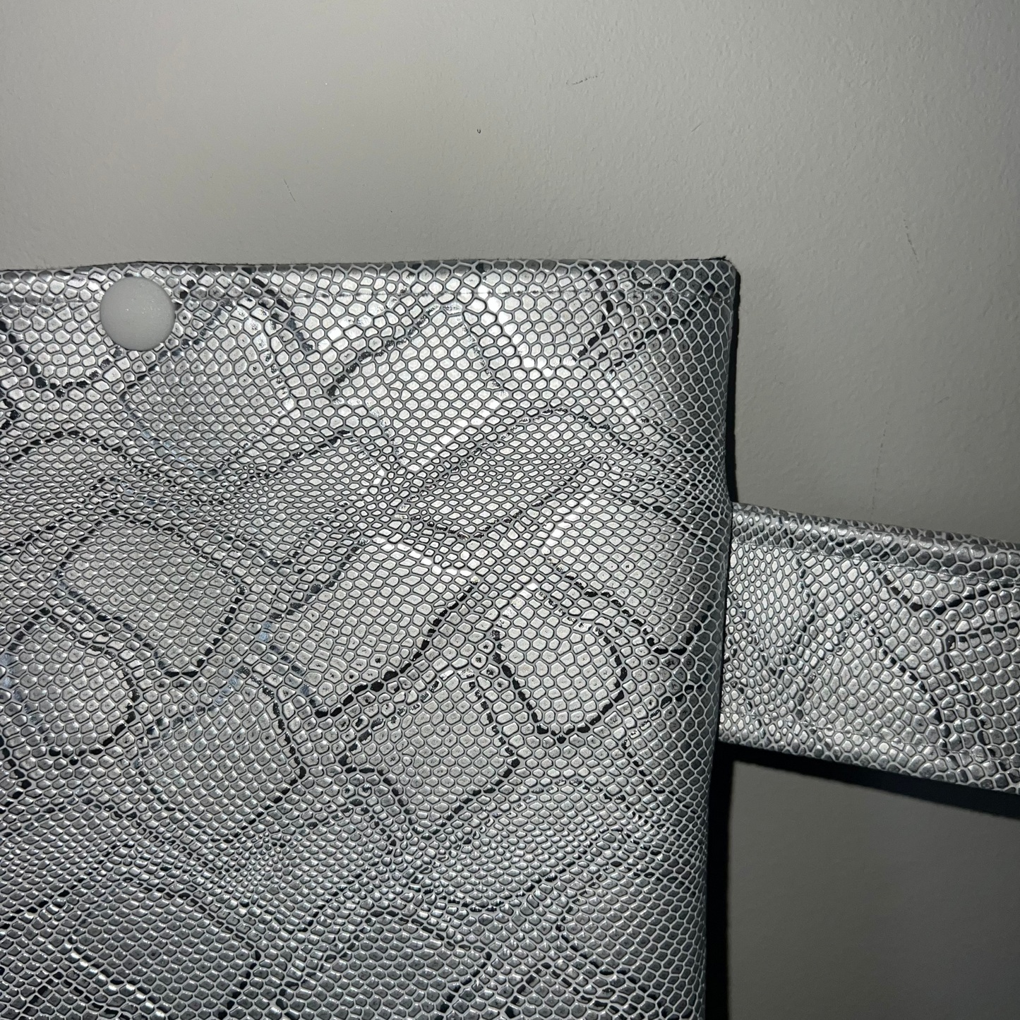 Pochette livre POCHE personnalisée - simili cuir gris brillant serpent