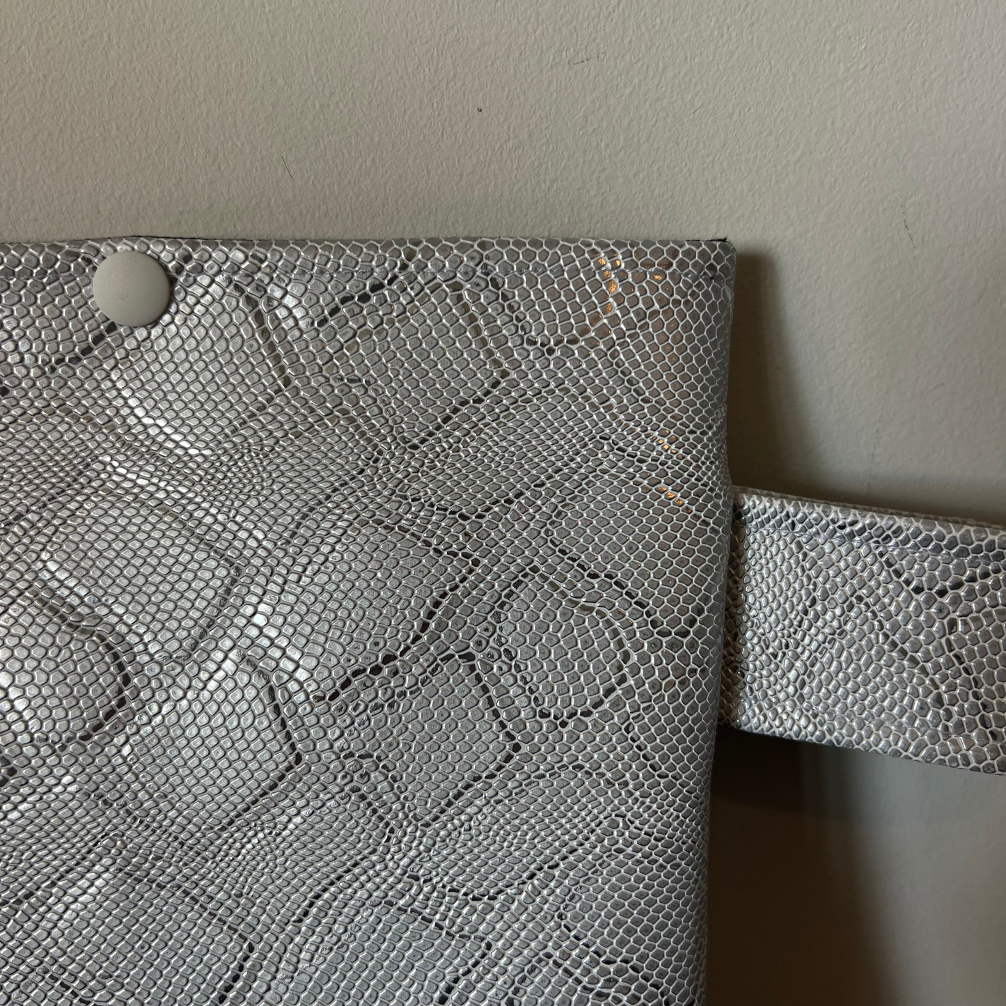 Pochette livre POCHE personnalisée - simili cuir gris brillant serpent