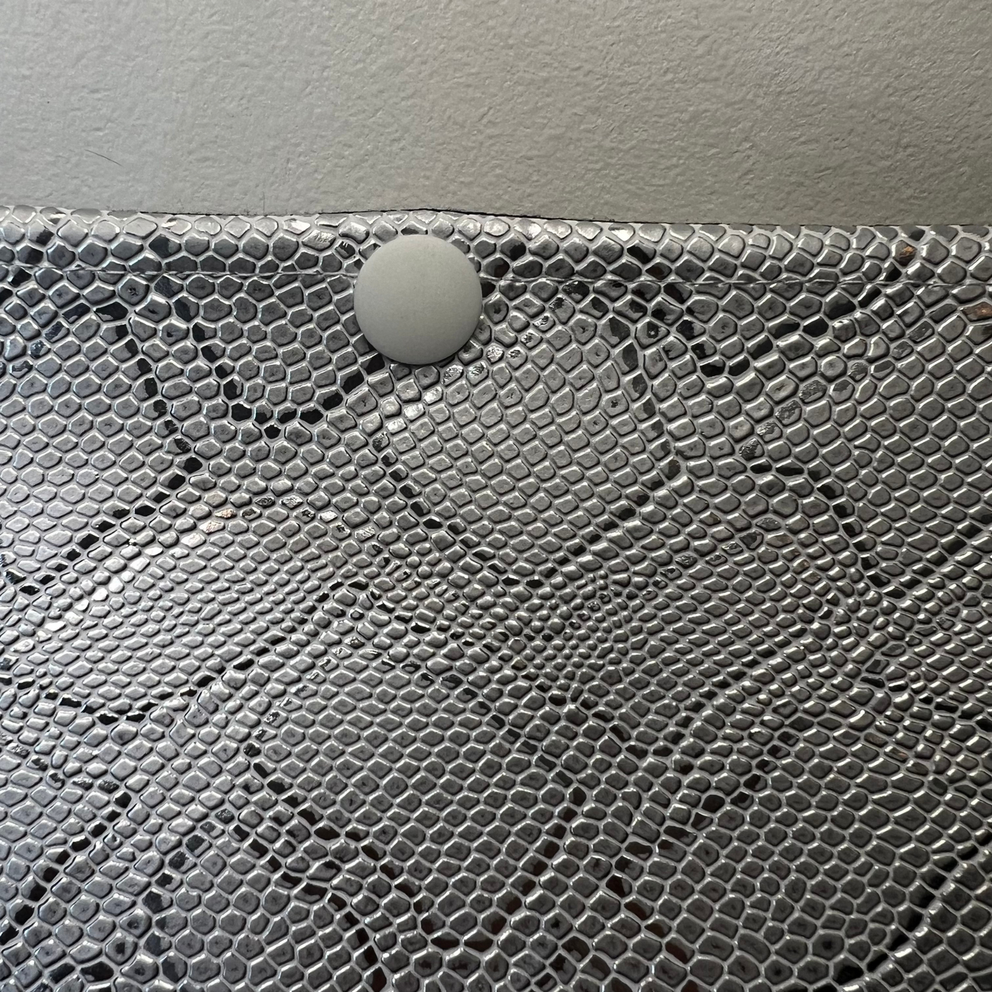 Pochette livre POCHE personnalisée - simili cuir gris brillant serpent