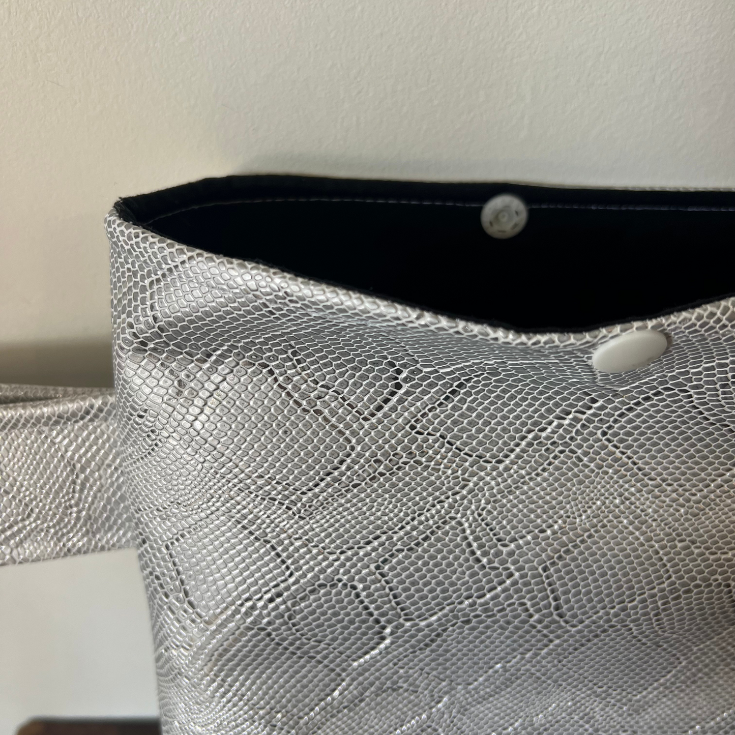 Pochette livre POCHE personnalisée - simili cuir gris brillant serpent