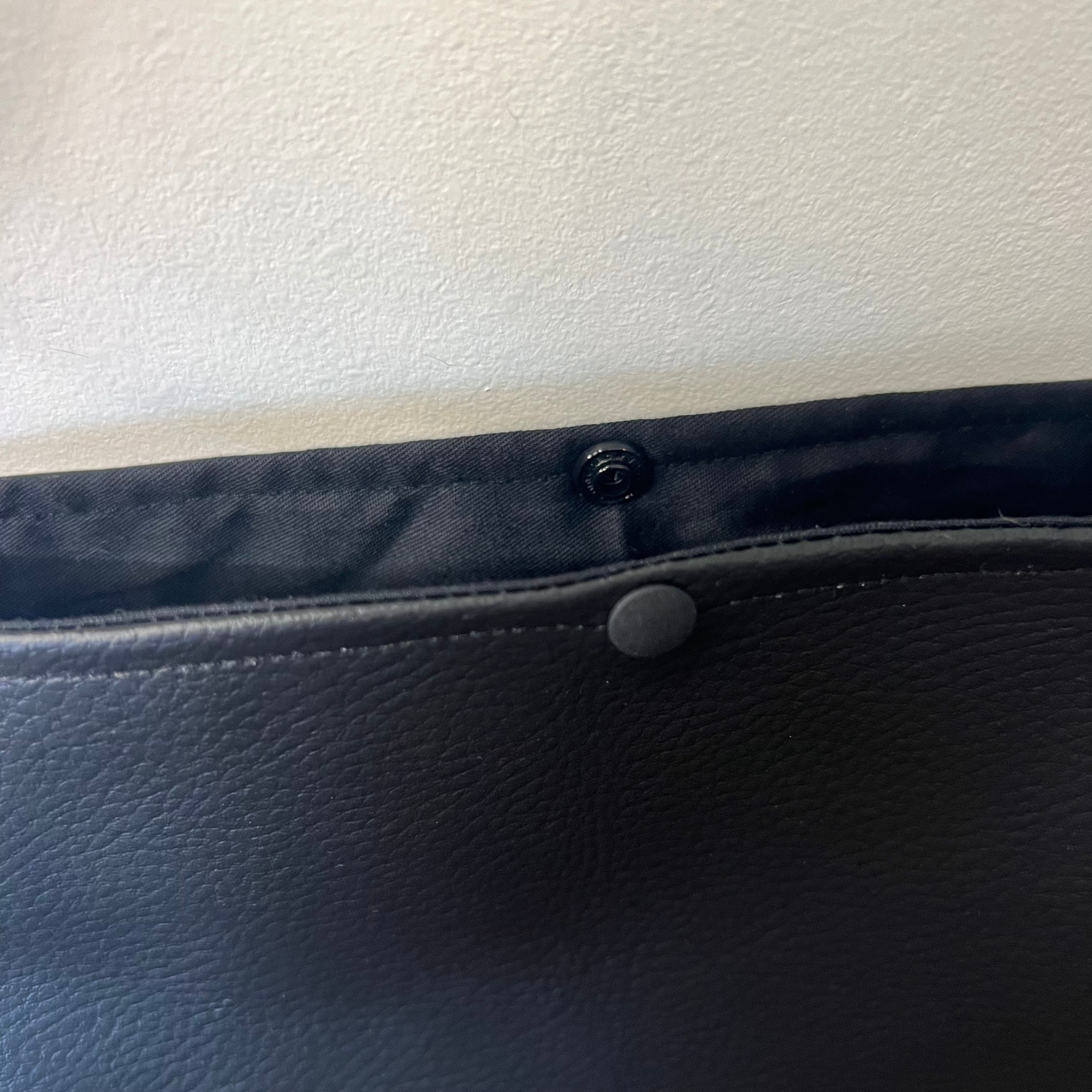 Pochette livre POCHE personnalisée - simili cuir noir