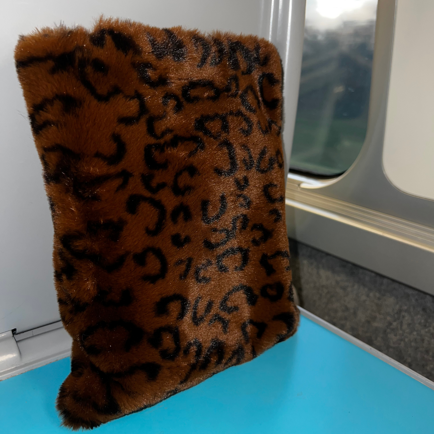 Pochette livre POCHE personnalisée - fausse fourrure léopard marron