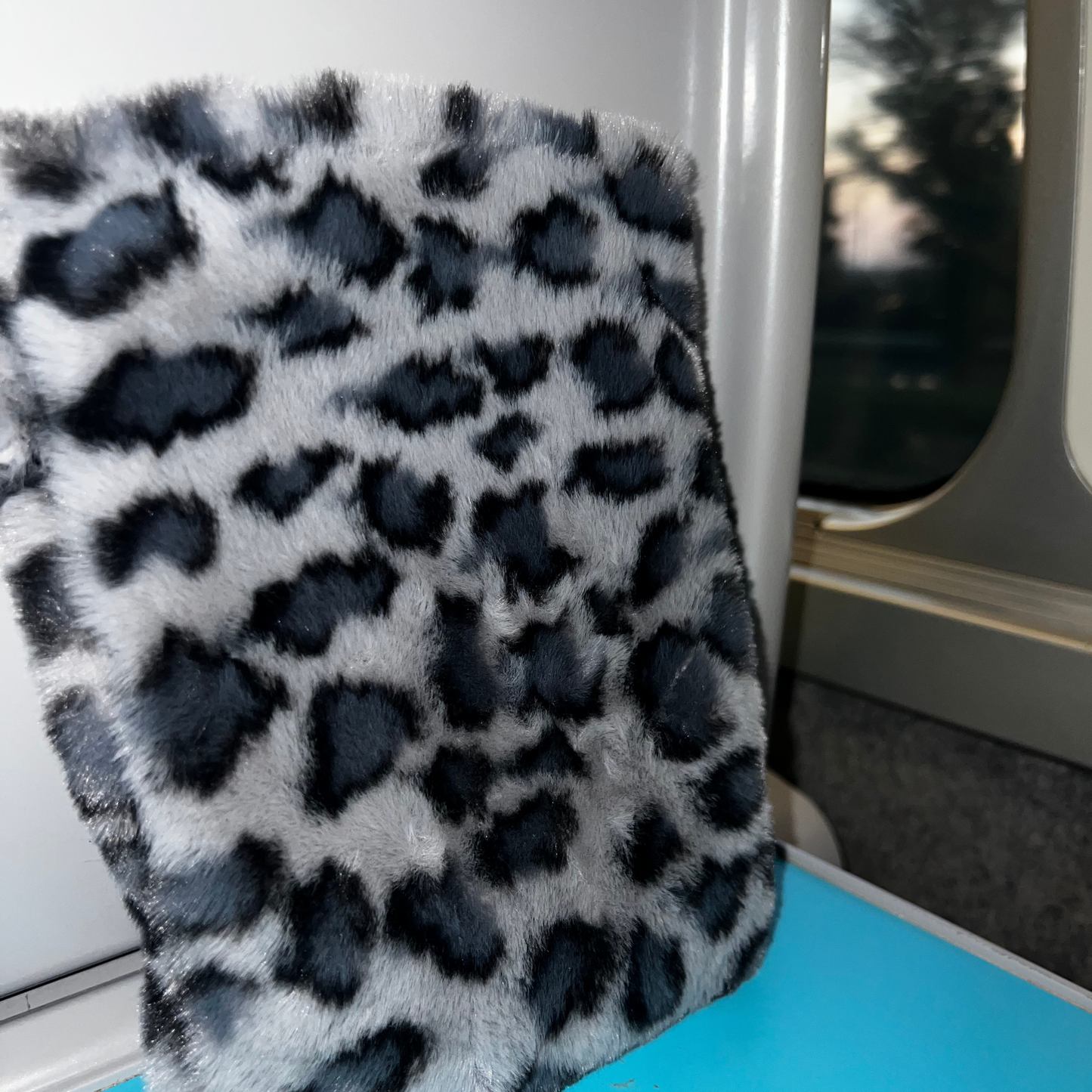 Pochette livre personnalisée - fausse fourrure léopard gris