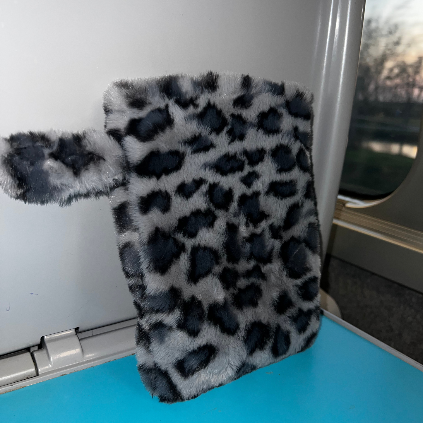 Pochette livre personnalisée - fausse fourrure léopard gris