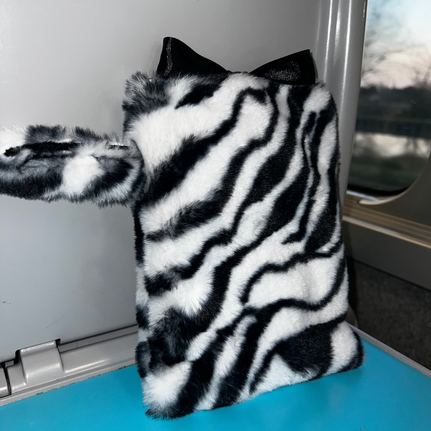Pochette livre POCHE personnalisée - fausse fourrure zèbre