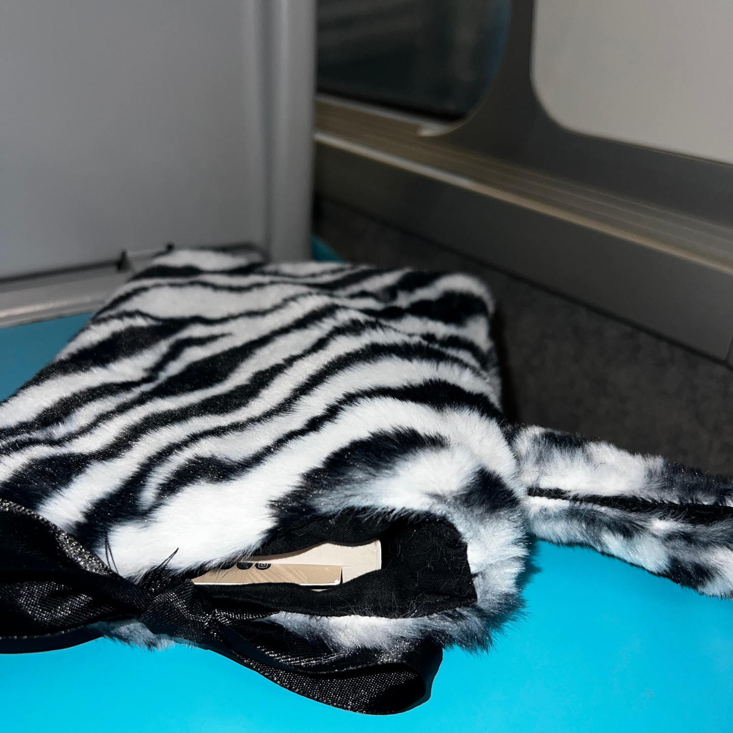 Pochette livre POCHE personnalisée - fausse fourrure zèbre