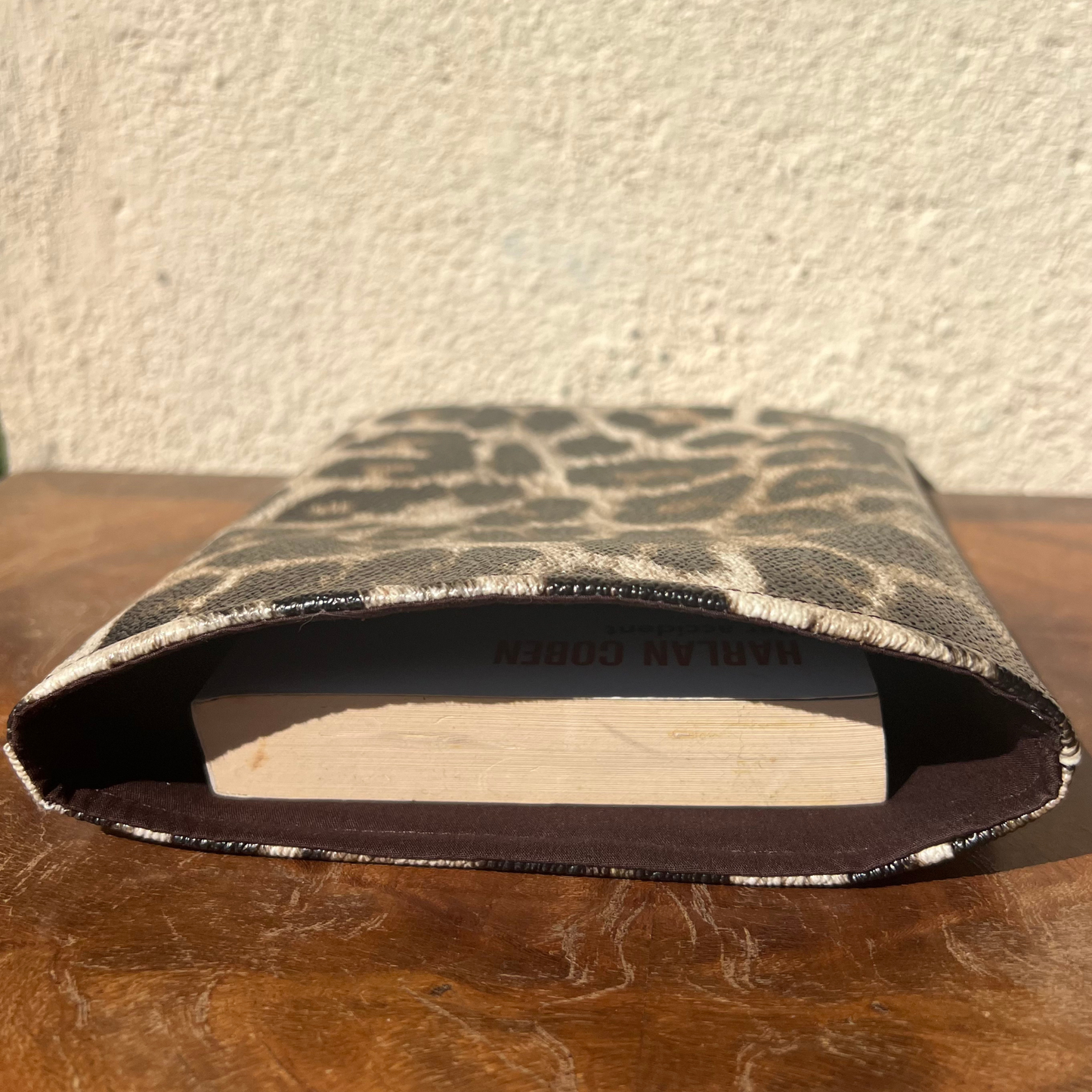 Pochette livre POCHE personnalisée - simili cuir léaopard