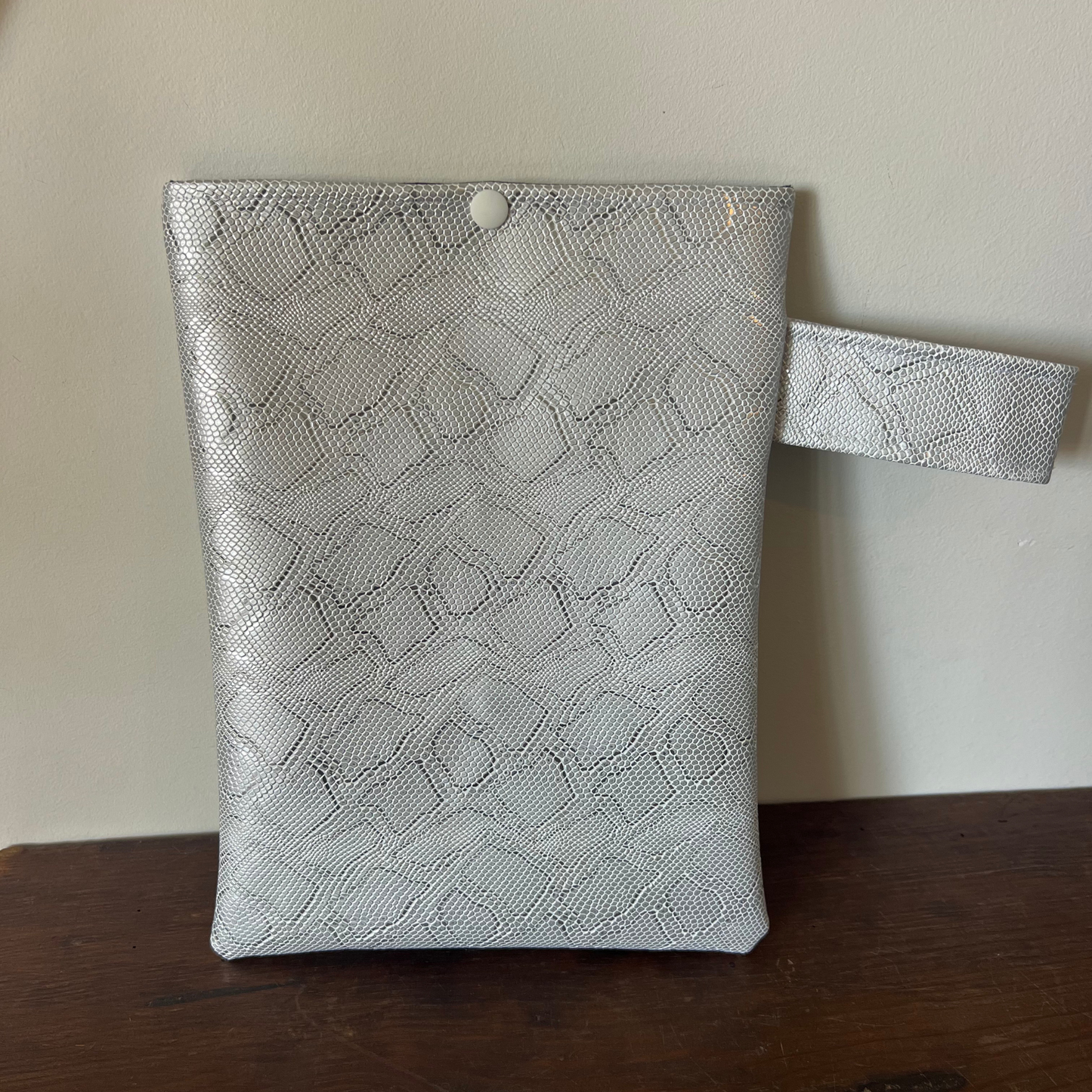 Pochette livre POCHE personnalisée - simili cuir gris brillant serpent
