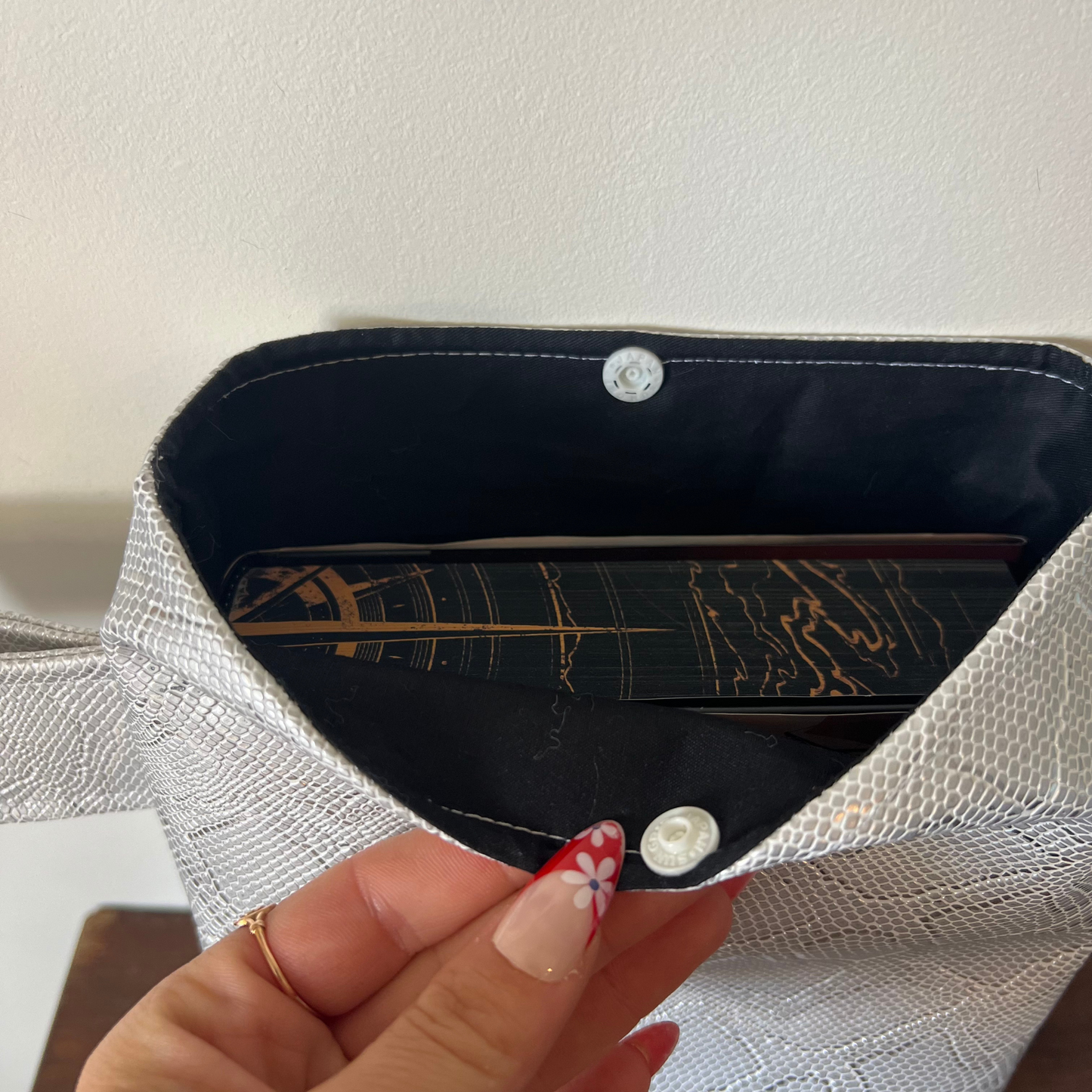 Pochette livre POCHE personnalisée - simili cuir gris brillant serpent