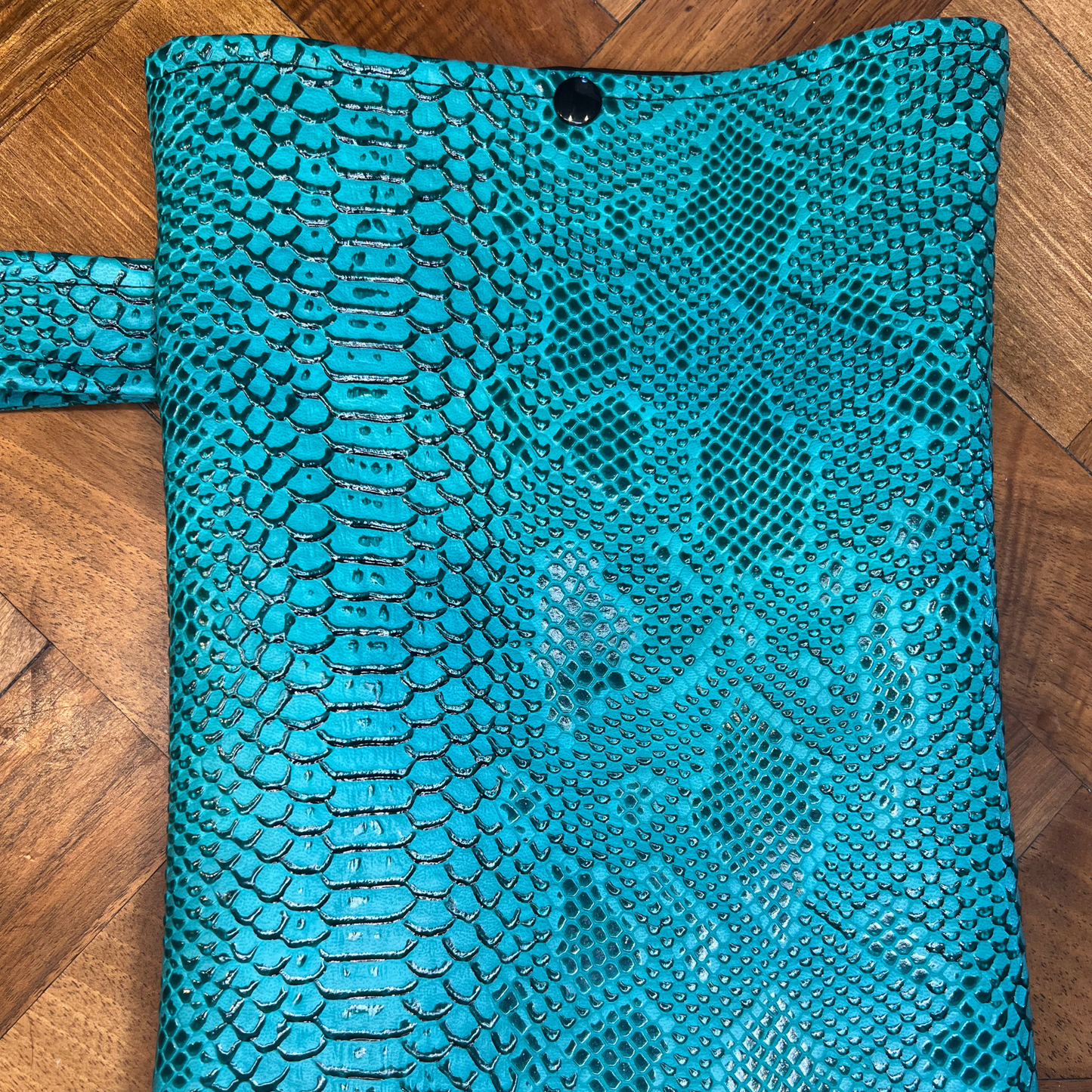 Pochette livre POCHE personnalisée - simili cuir dragon vert d'eau