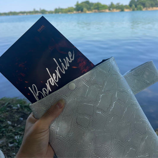 Pochette livre BROCHÉ personnalisée - simili cuir gris brillant serpent