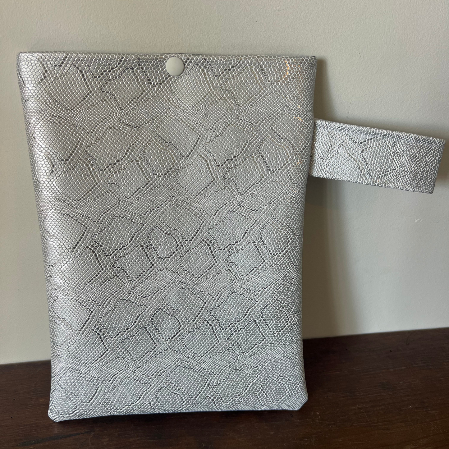 Pochette livre POCHE personnalisée - simili cuir gris brillant serpent