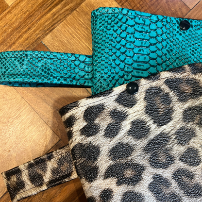 Pochette livre POCHE personnalisée - simili cuir dragon vert d'eau