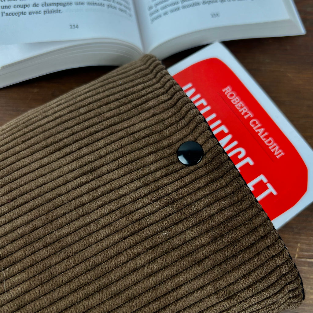 Pochette livre - Velours Côtelé Marron