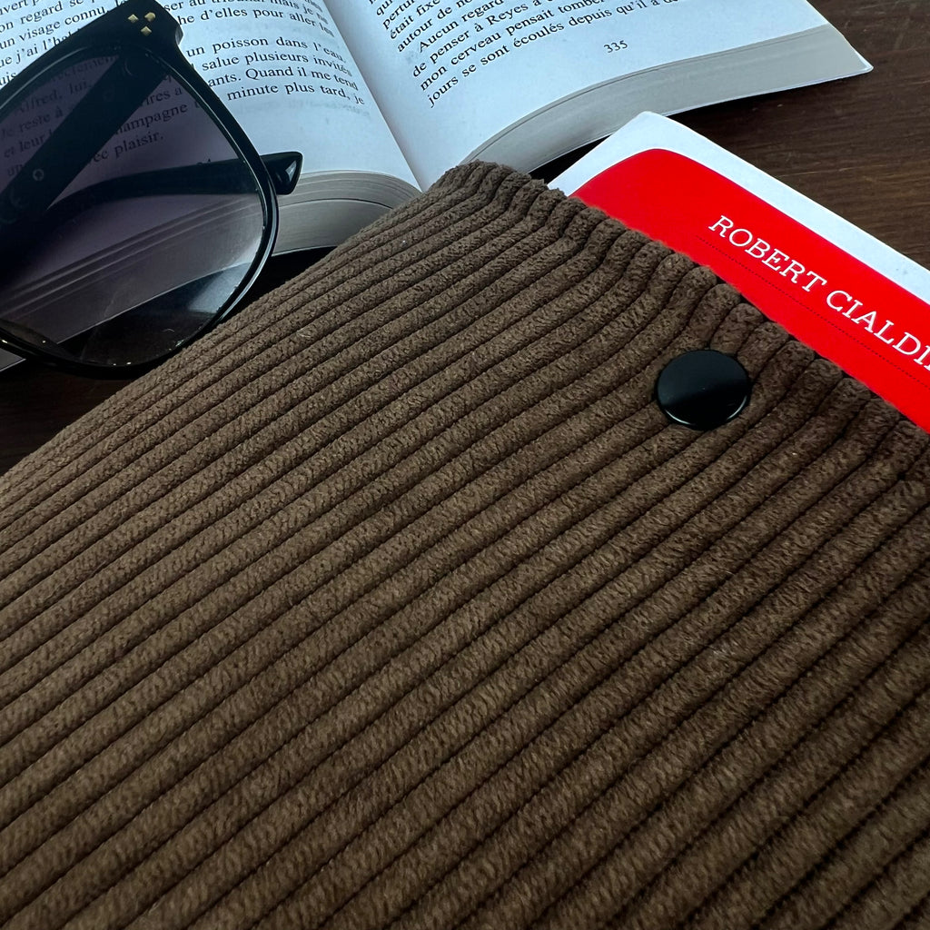 Pochette livre - Velours Côtelé Marron