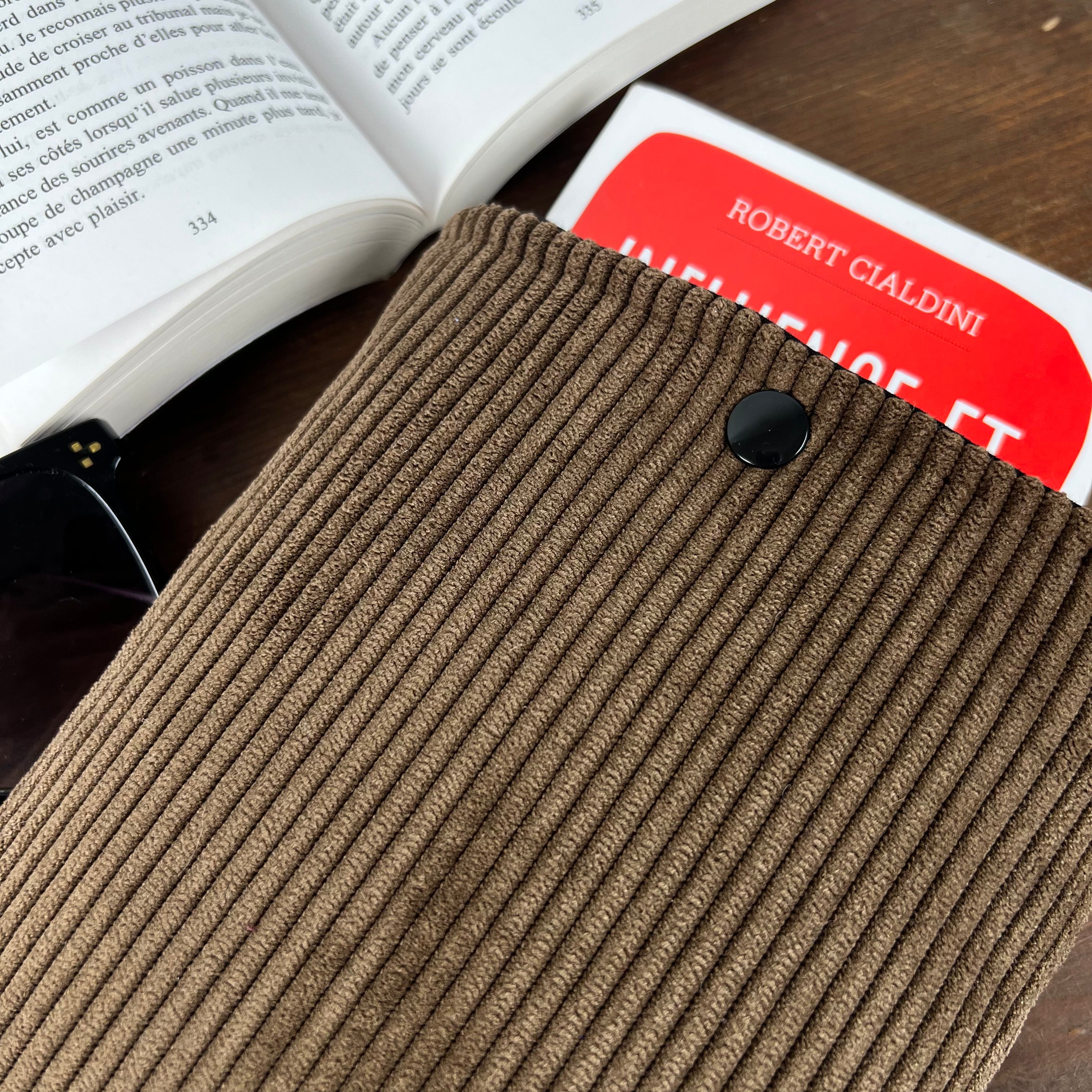 Pochette livre - Velours Côtelé Marron
