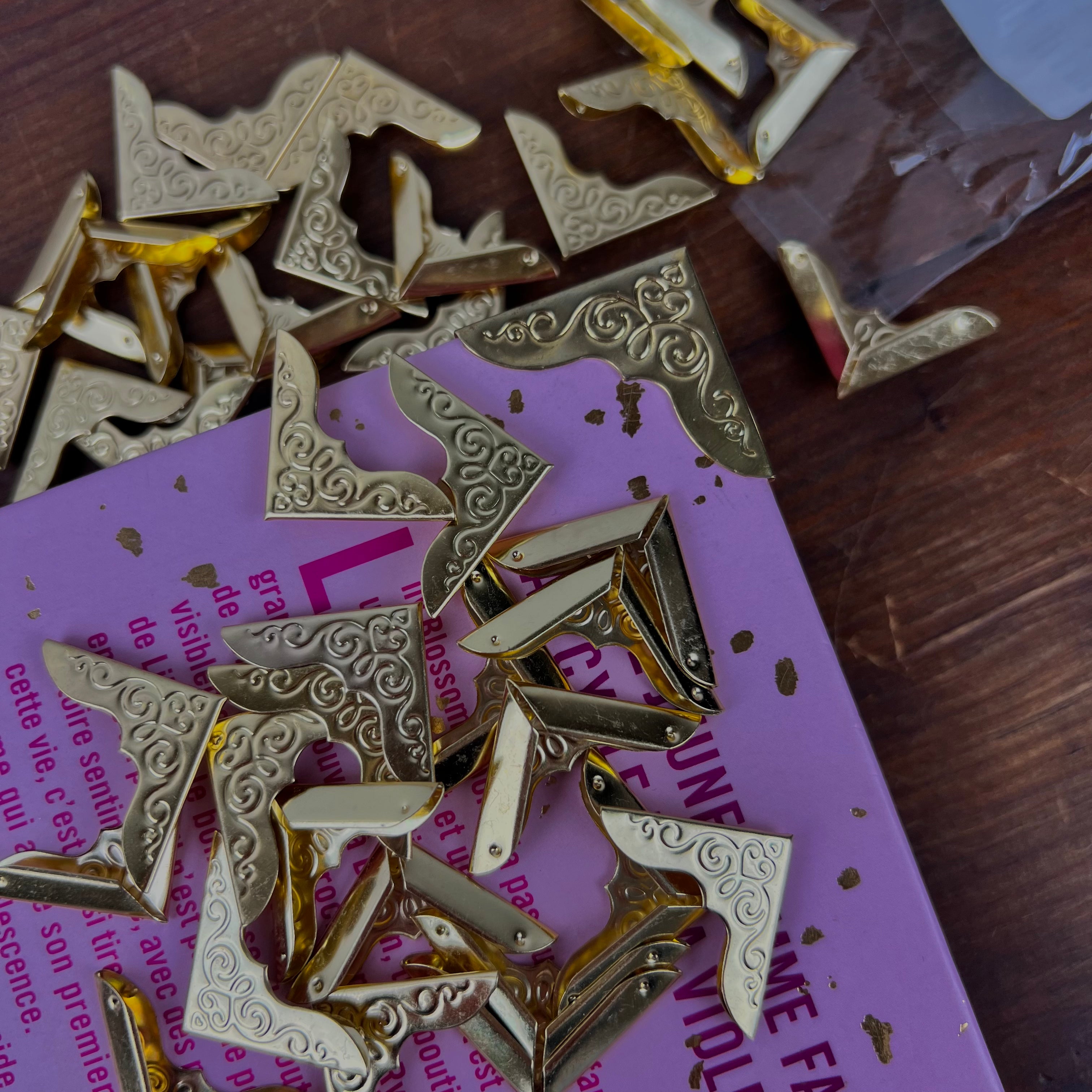 Coin de livre décoratif et protecteur