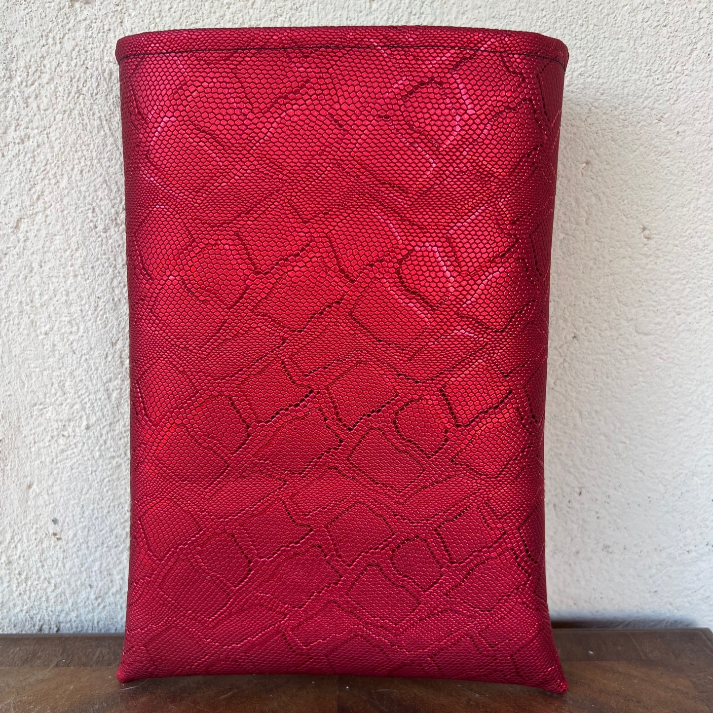 Pochette livre POCHE personnalisée - simili cuir rouge brillant serpent