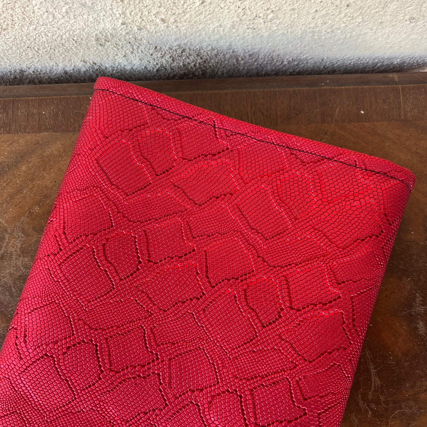 Pochette livre POCHE personnalisée - simili cuir rouge brillant serpent