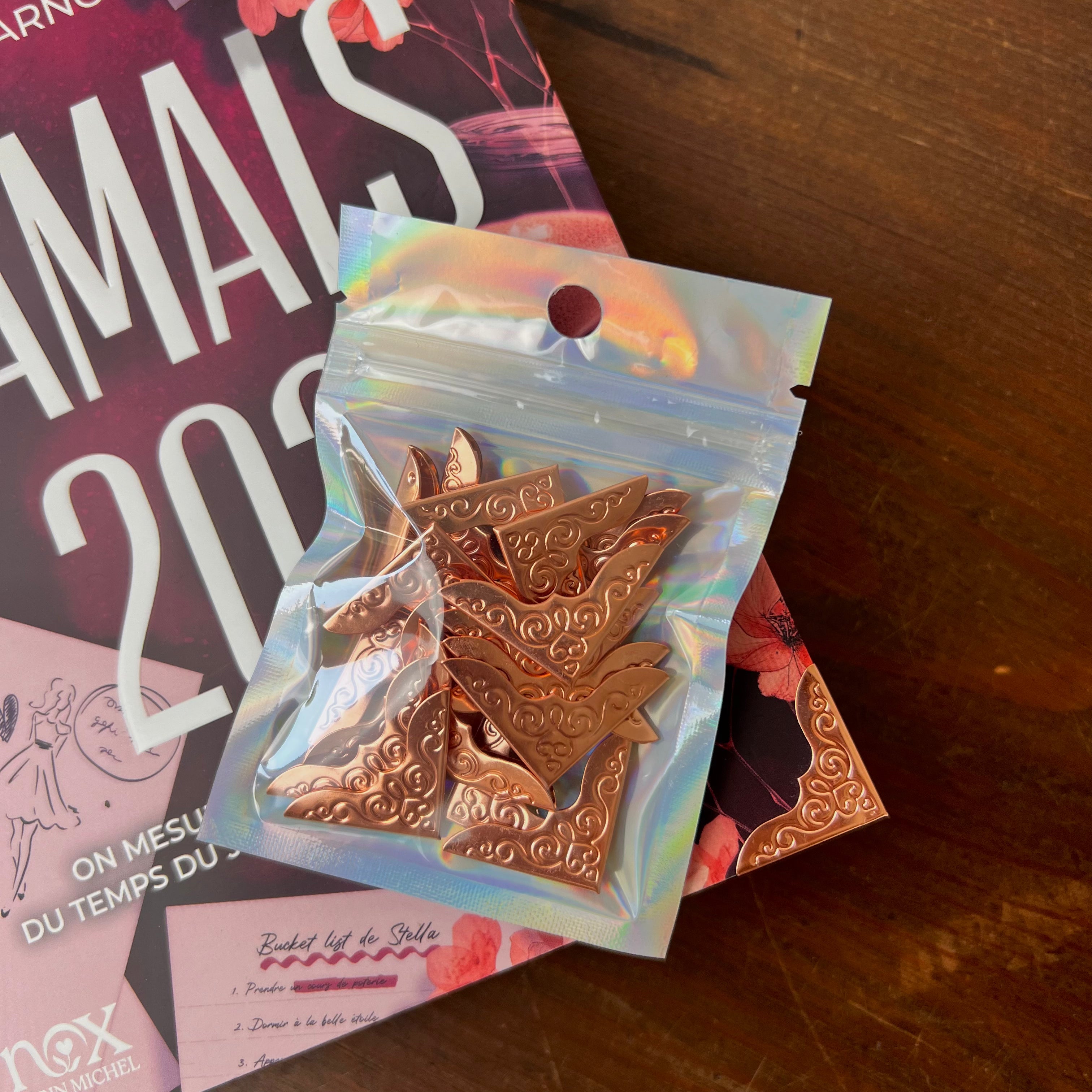 Coin de livre décoratif et réparateur