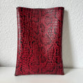 Pochette livre – Simili cuir bordeaux serpent | Édition Lisa Blossom