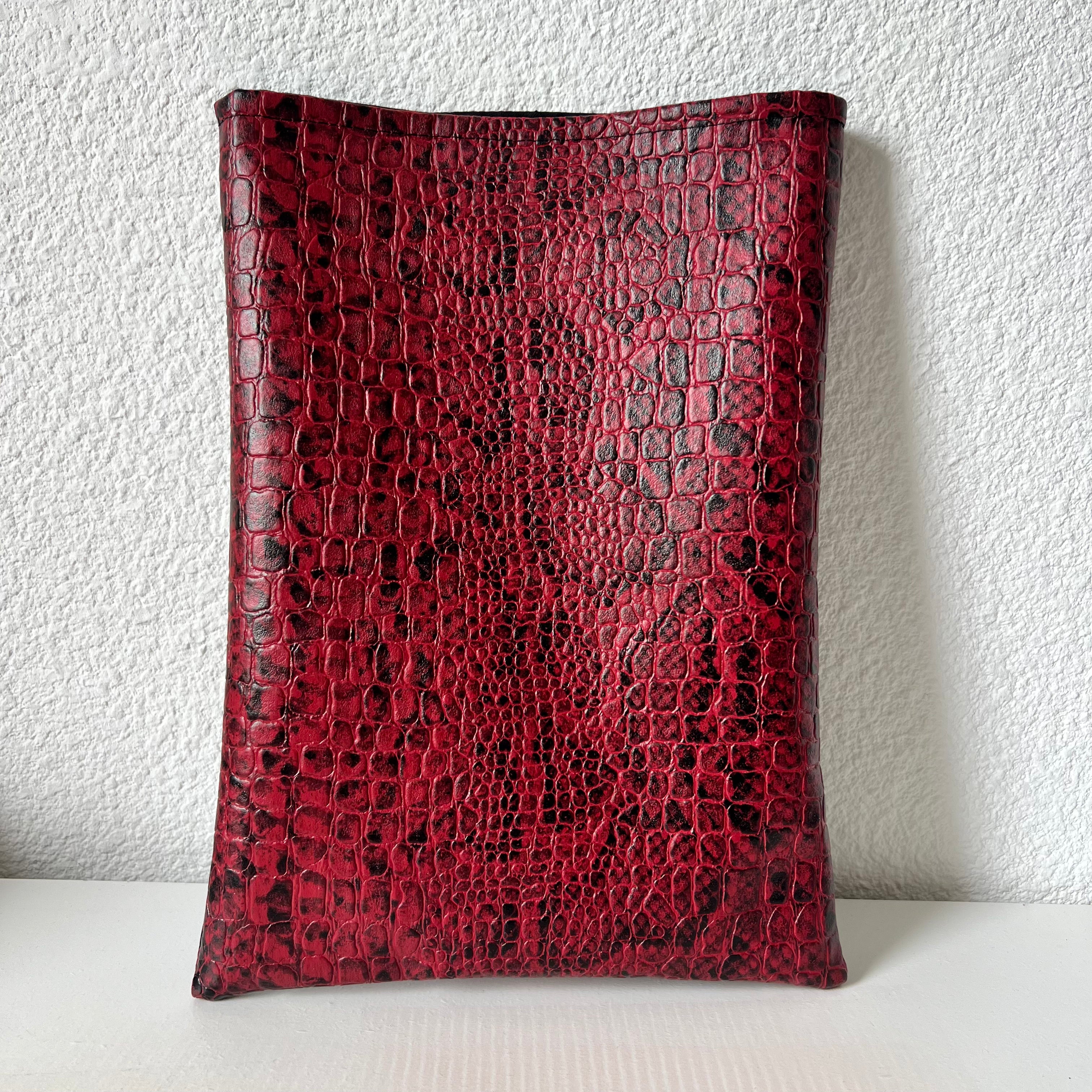 Pochette livre – Simili cuir bordeaux serpent | Édition Lisa Blossom