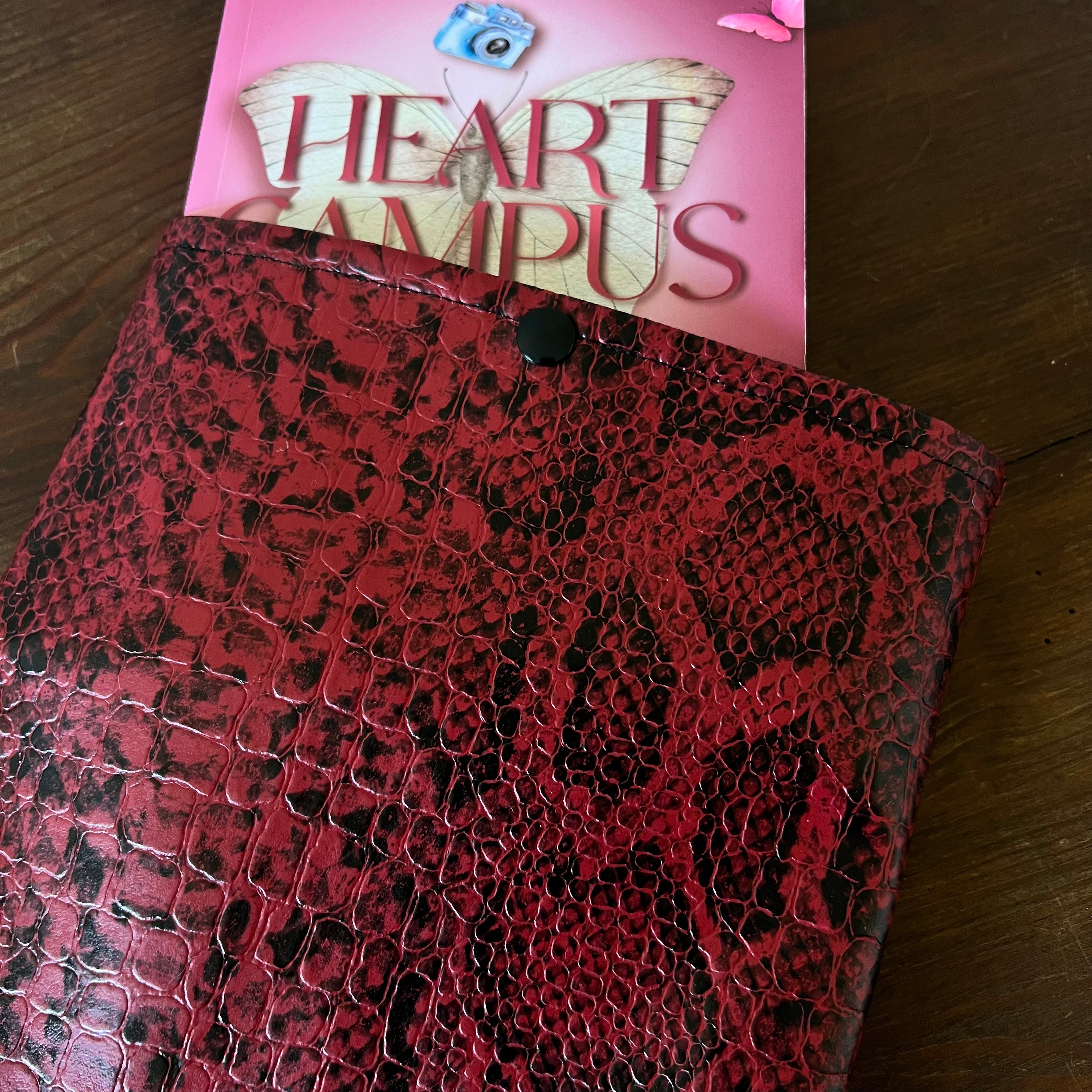 Pochette livre – Simili cuir bordeaux serpent | Édition Lisa Blossom