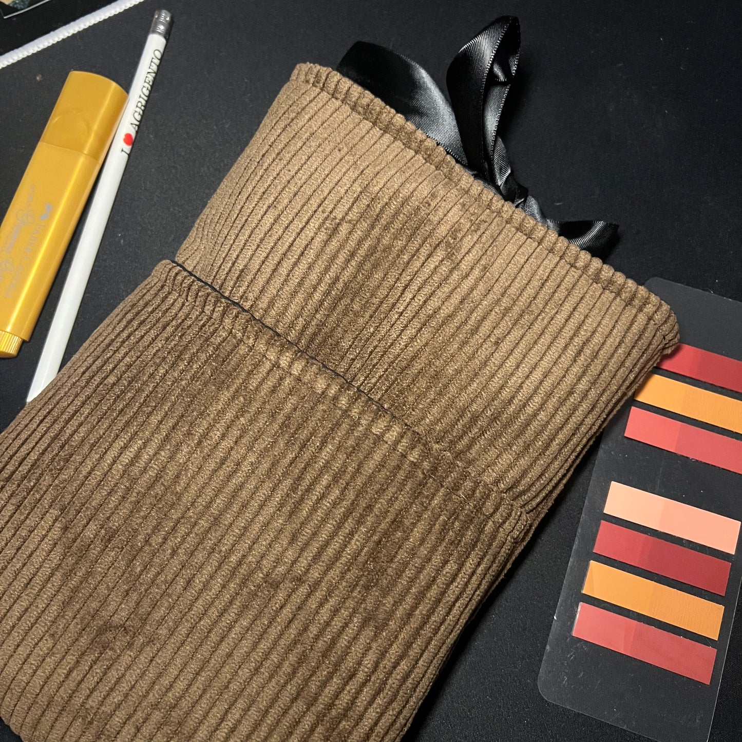 Pochette livre personnalisée - Velours Côtelé Marron