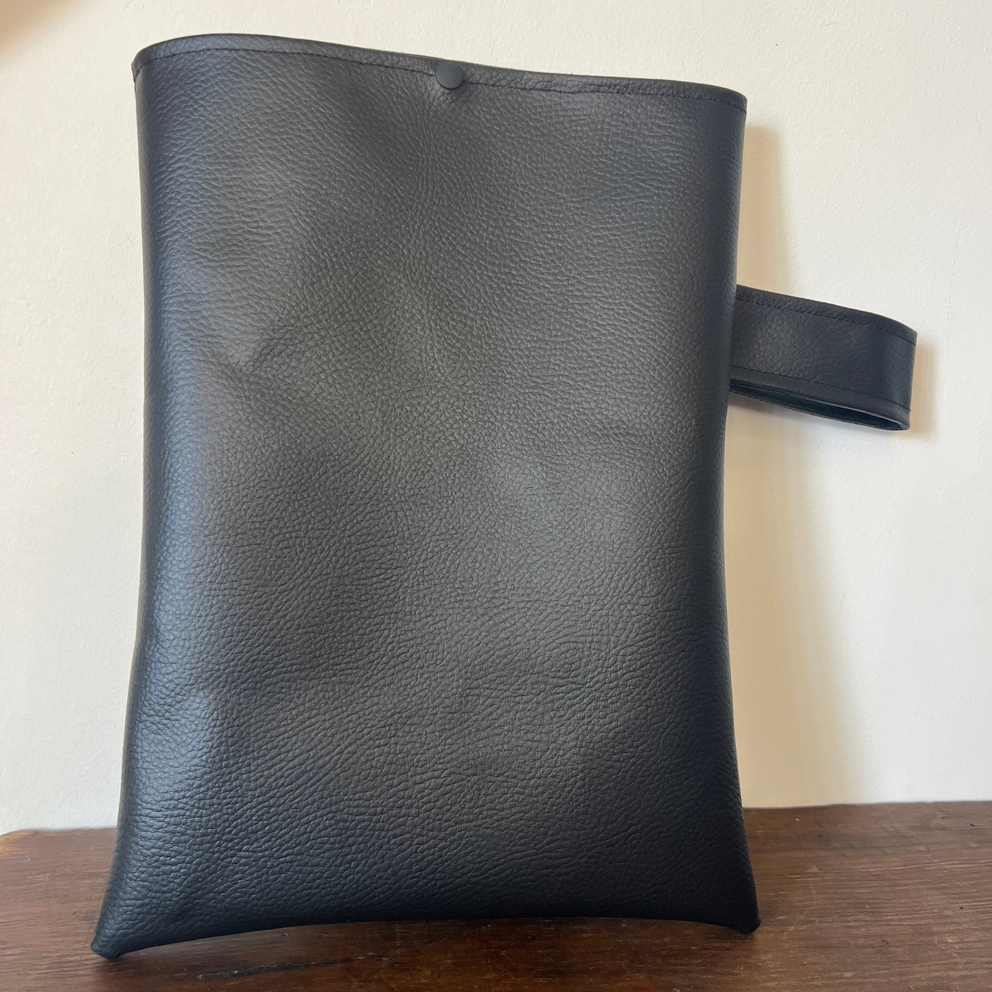 Pochette livre POCHE personnalisée - simili cuir noir