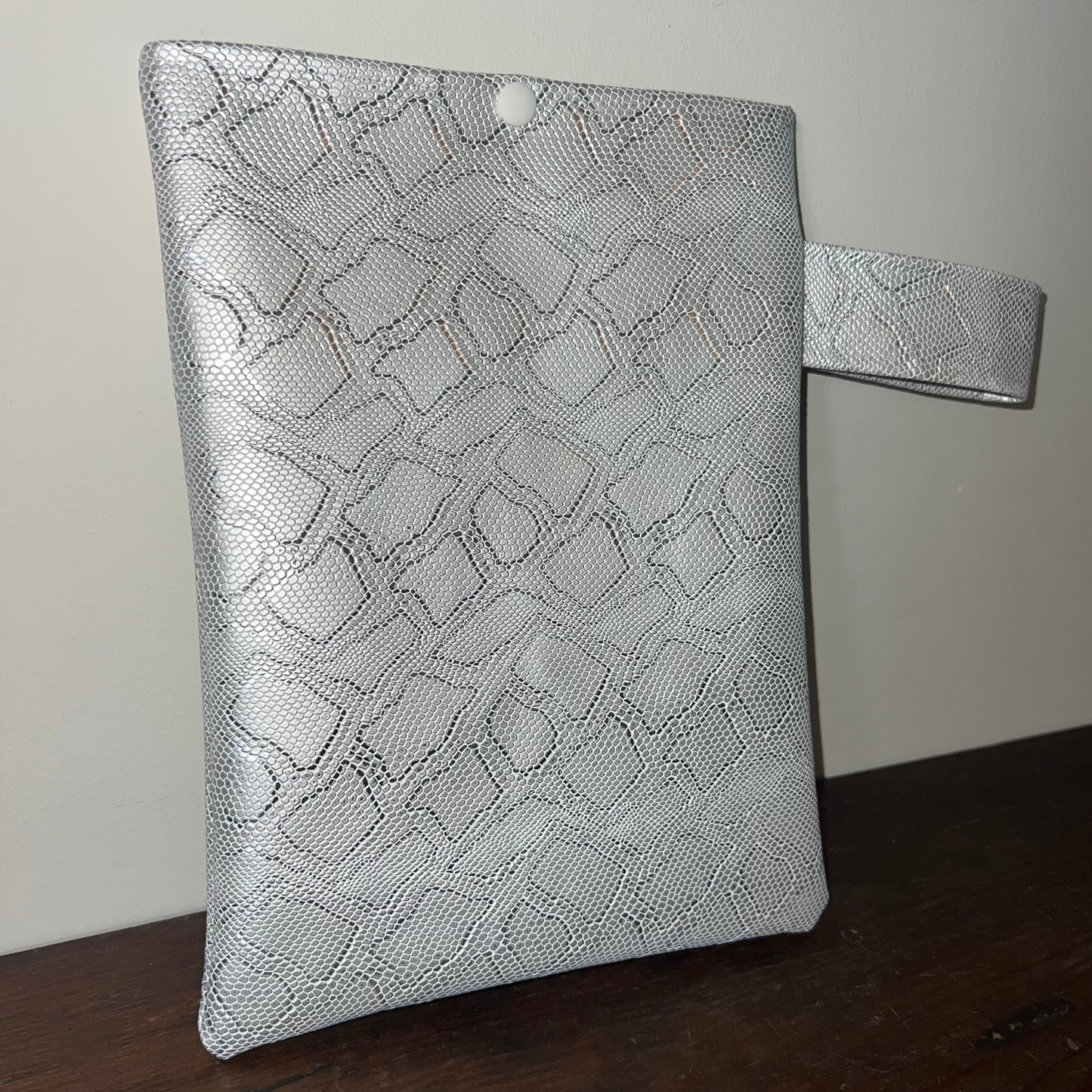 Pochette livre POCHE personnalisée - simili cuir gris brillant serpent