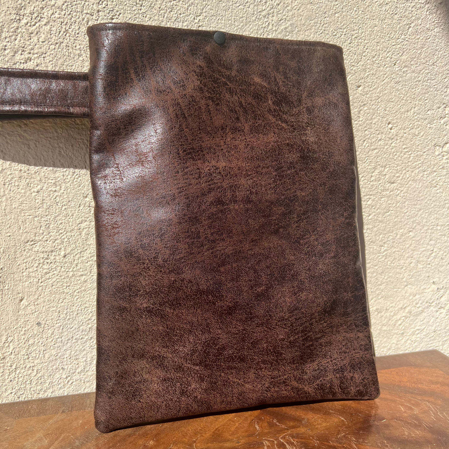 Pochette livre POCHE personnalisée - simili cuir vieux marron