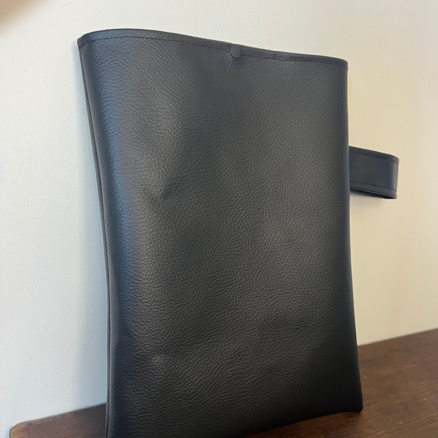 Pochette livre POCHE personnalisée - simili cuir noir