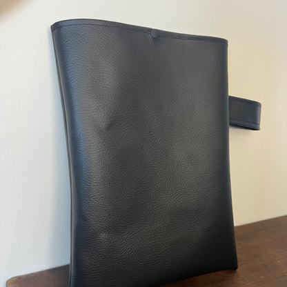 Pochette livre POCHE personnalisée - simili cuir noir