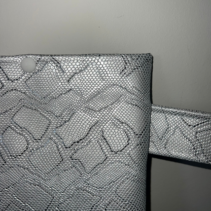 Pochette livre POCHE personnalisée - simili cuir gris brillant serpent