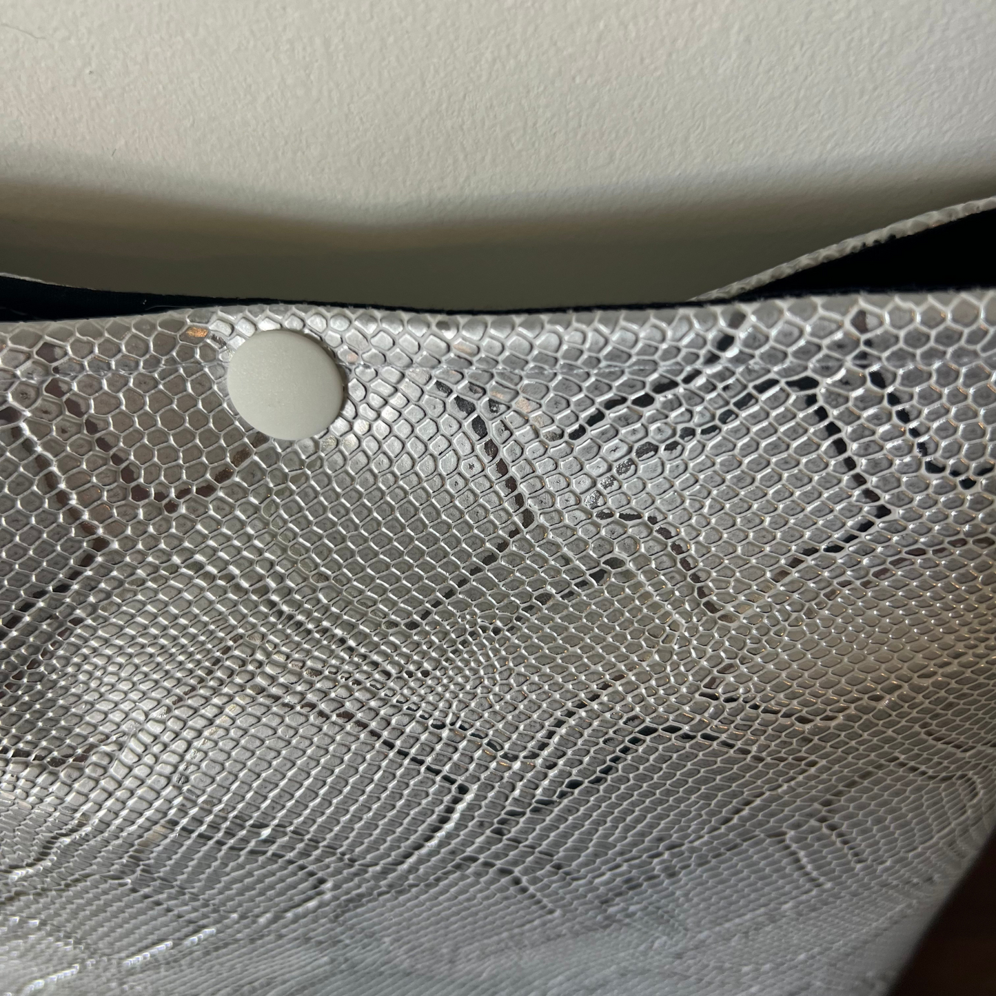 Pochette livre POCHE personnalisée - simili cuir gris brillant serpent