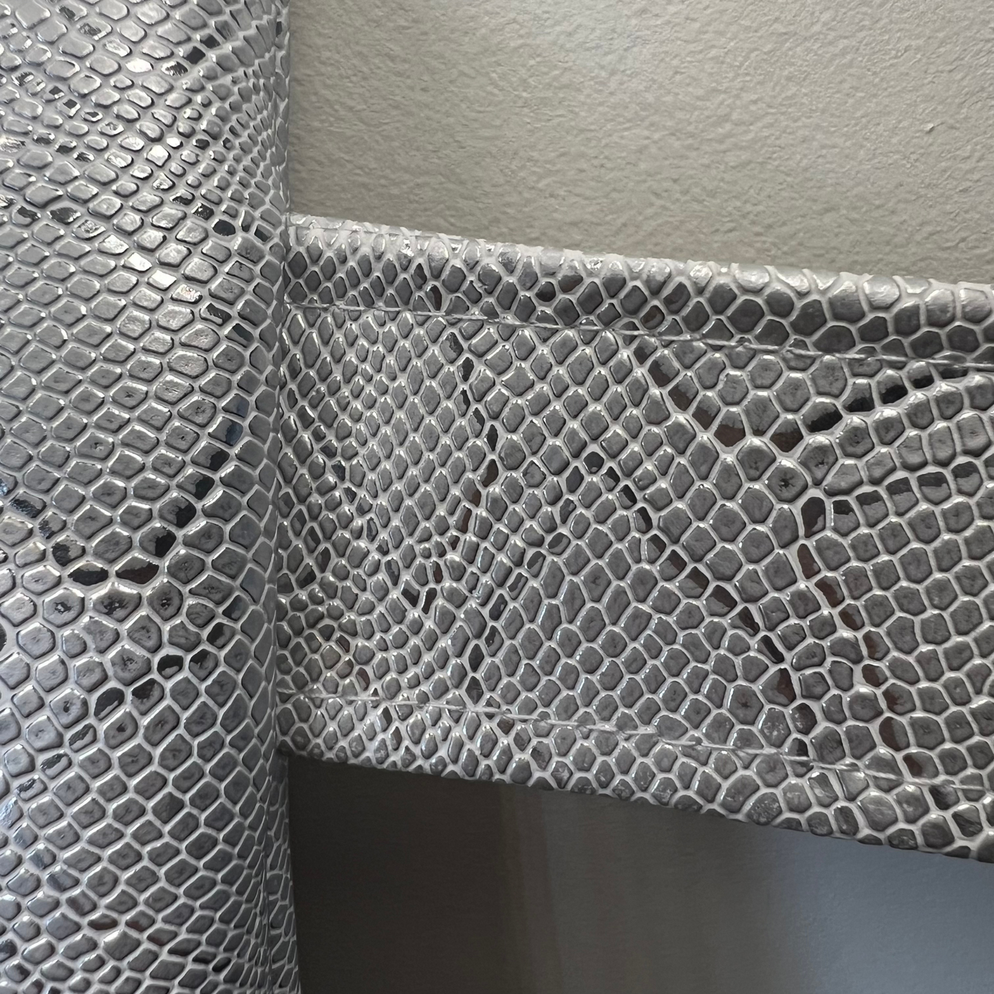 Pochette livre POCHE personnalisée - simili cuir gris brillant serpent